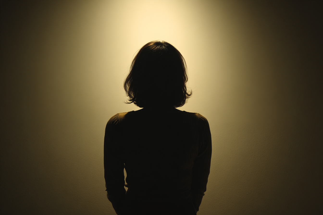 Eine Silhouette einer Frau | Quelle: Midjourney