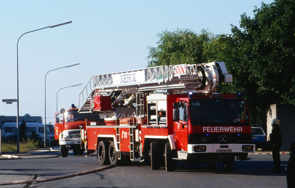 Feuerwehr im Einsatz am Tag eines Großfeuers in den Hartmannwerken in Darmstadt, Deutschland 1994 | Quelle: Getty Images