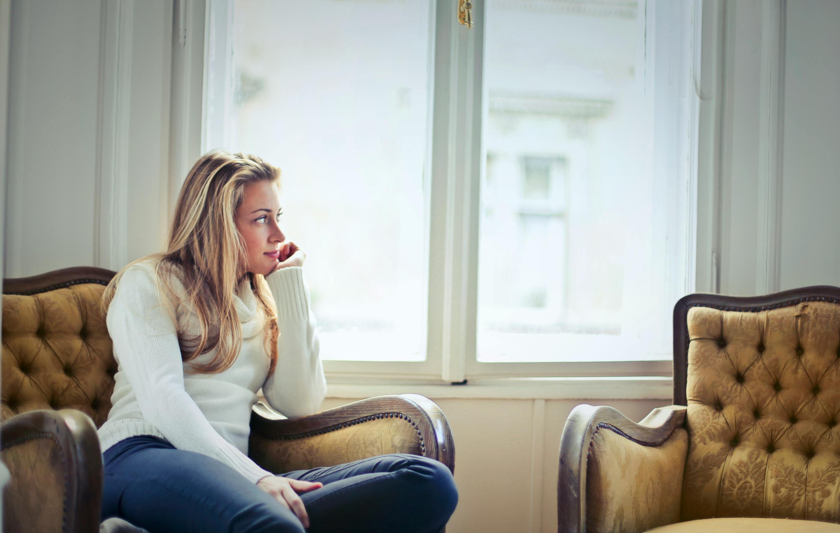 Eine in Gedanken versunkene Frau | Quelle: Pexels