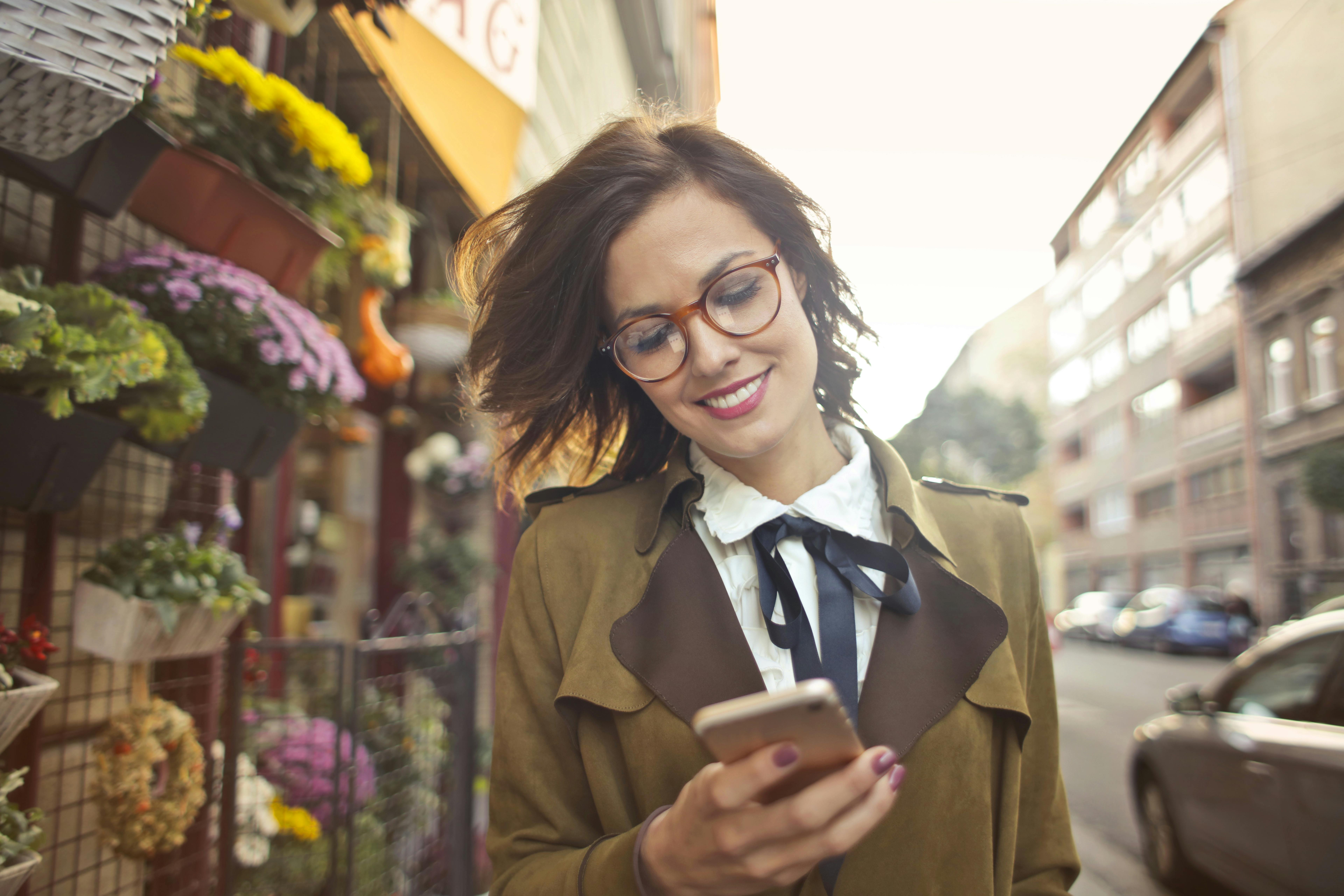 Eine Frau benutzt ein Smartphone | Quelle: Pexels
