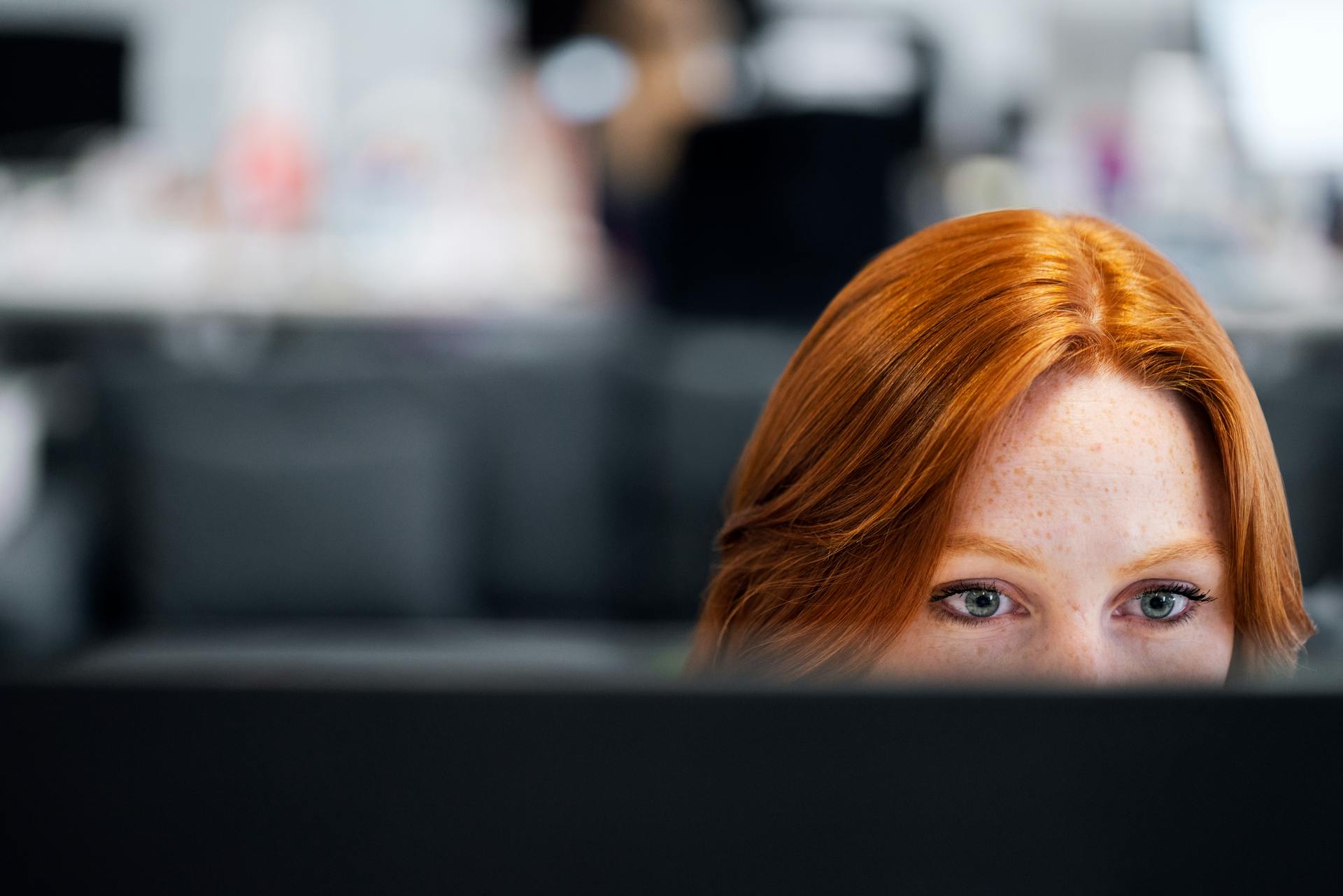 Eine beschäftigte Frau in ihrem Büro | Quelle: Pexels