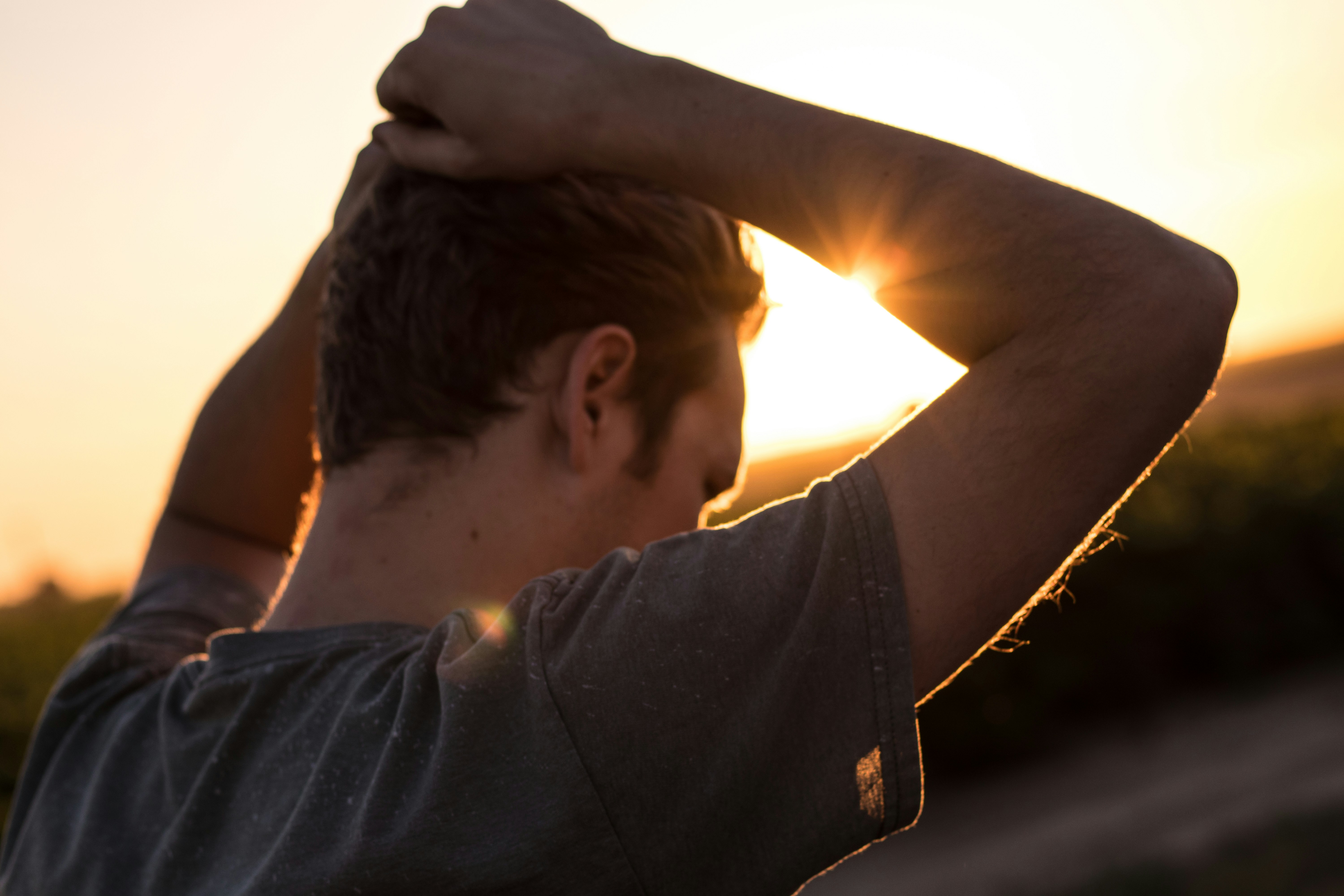 Ein Mann mit den Händen auf dem Kopf | Quelle: Unsplash