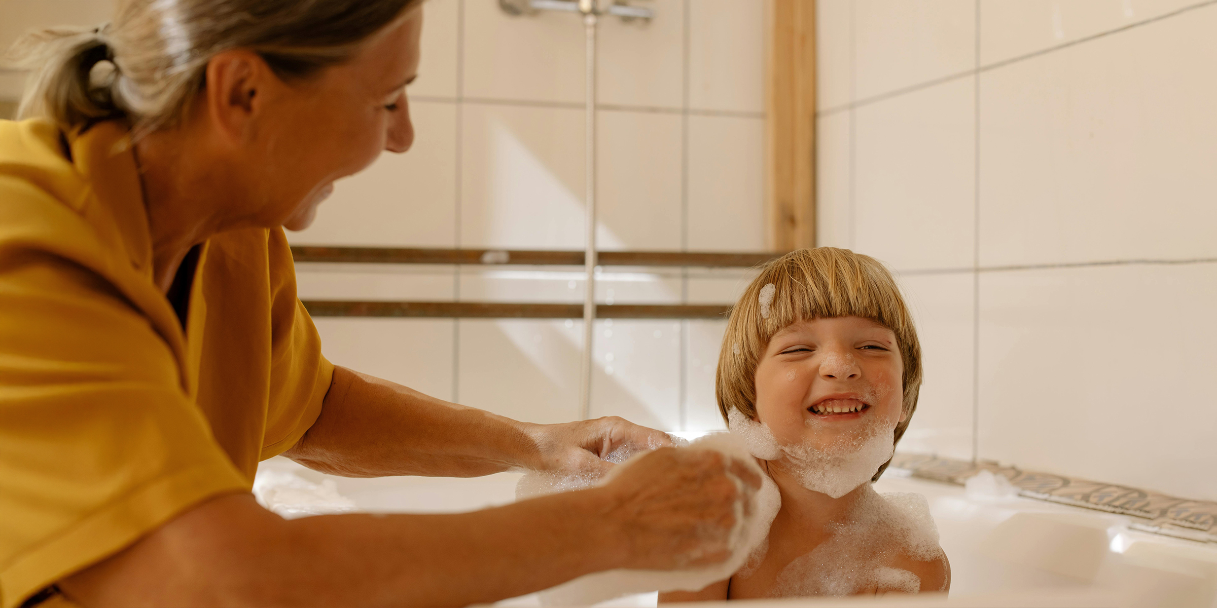 Oma hat Spaß mit ihrem Enkel | Quelle: Pexels