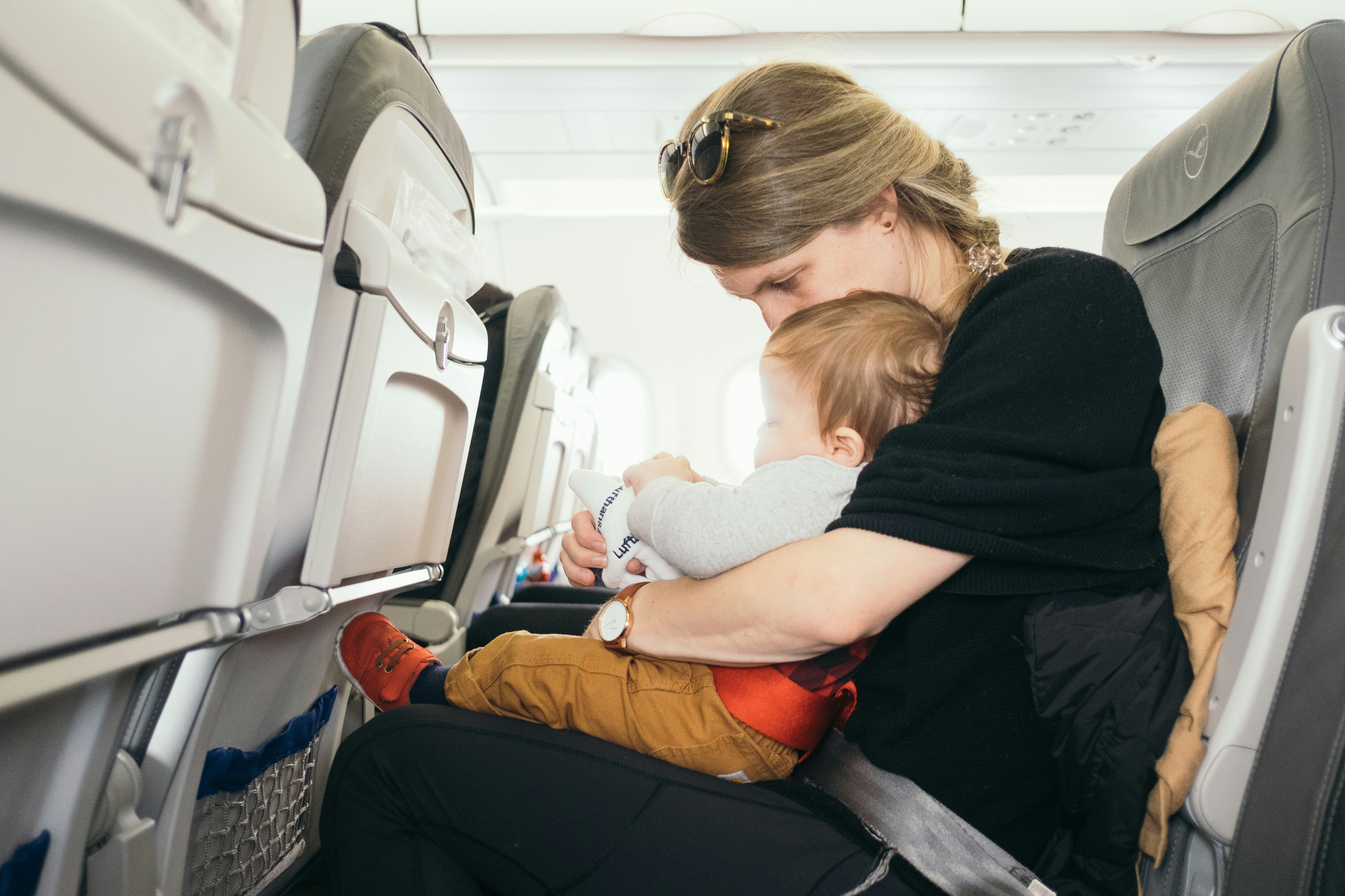Frau mit einem Baby in einem Flugzeug | Quelle: Pexels