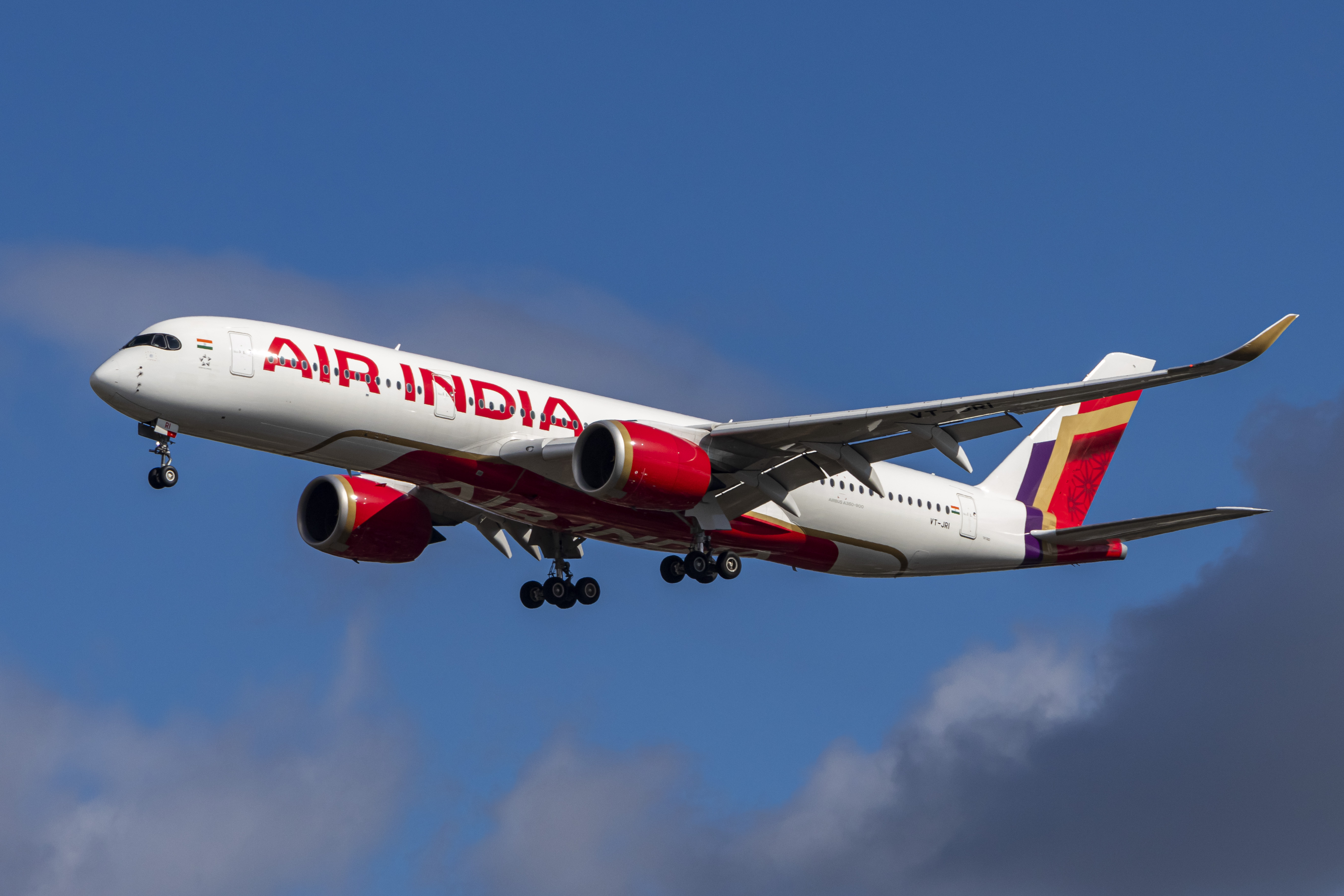 Ein Airbus A350-900 von Air India, der am 11. September 2024 auf der Landebahn des Flughafens London Heathrow in Großbritannien zur Landung ansetzt: Getty Images
