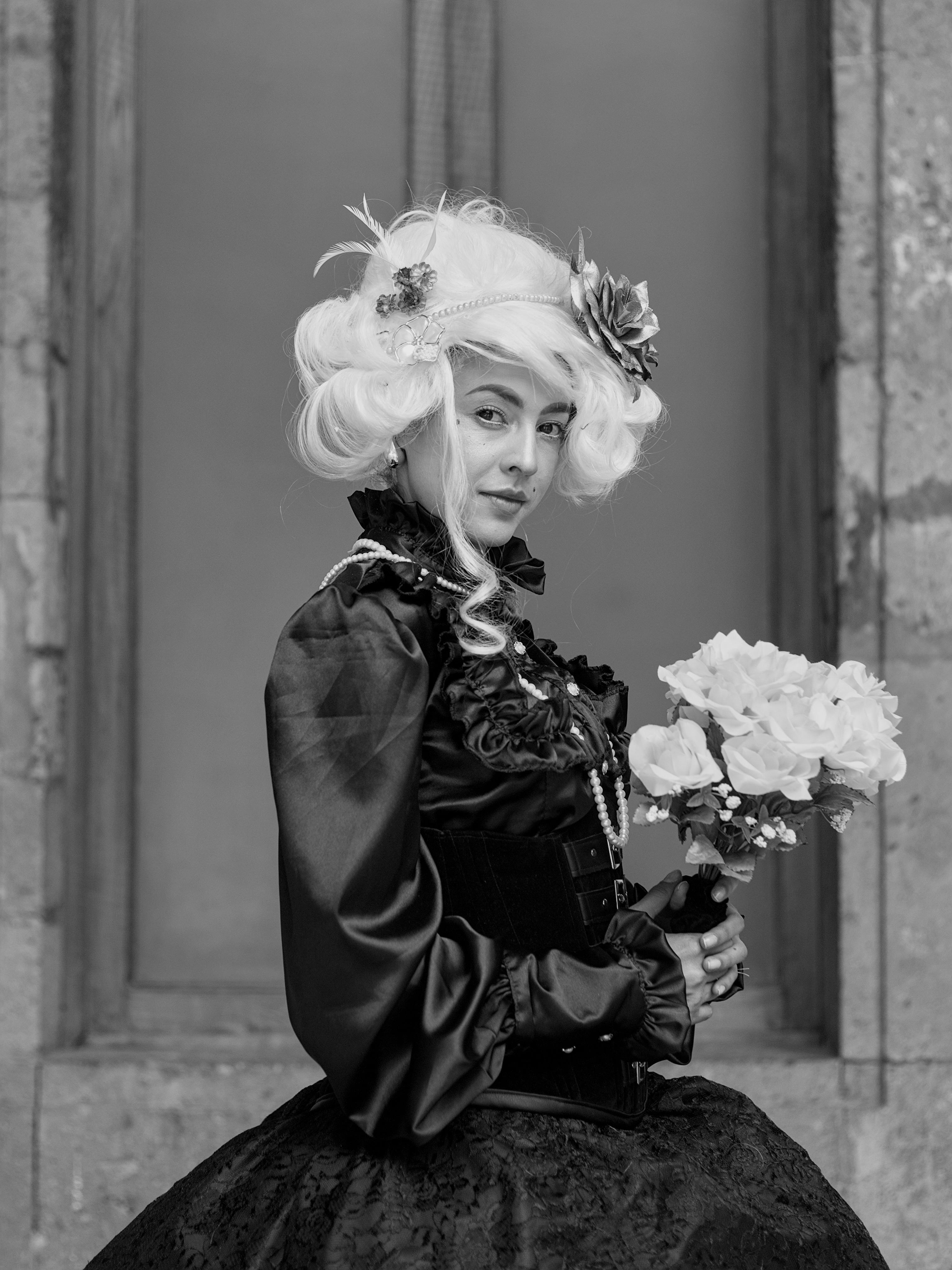 Eine Frau in Schwarz gekleidet | Quelle: Pexels