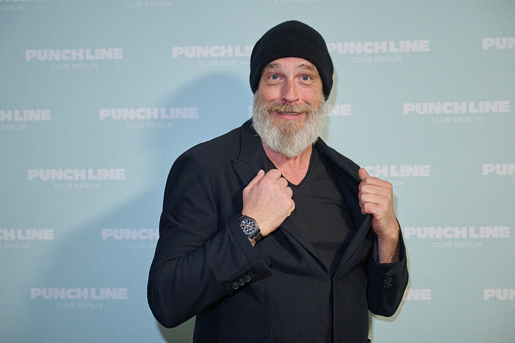 11. April 2025, Berlin: Der Stand-up-Comedian Torsten Sträter kommt zur großen Eröffnung des Punch L!ne Comedy Club, der heute im Theater am Potsdamer Platz seine Pforten öffnet. | Quelle: Getty Images