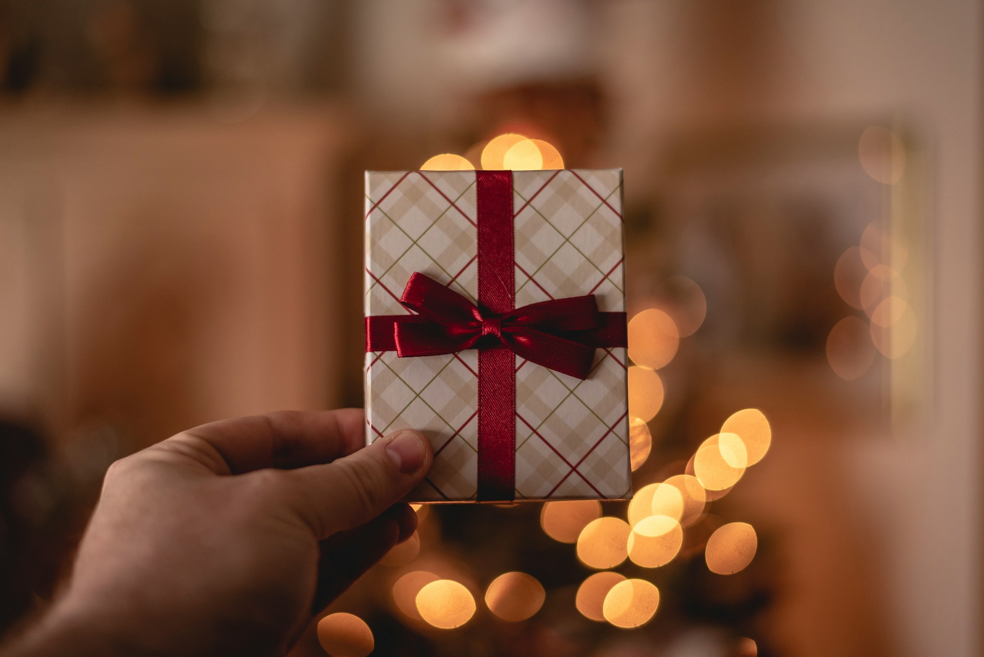 Eine Person hält ein kleines Geschenk in der Hand | Quelle: Unsplash