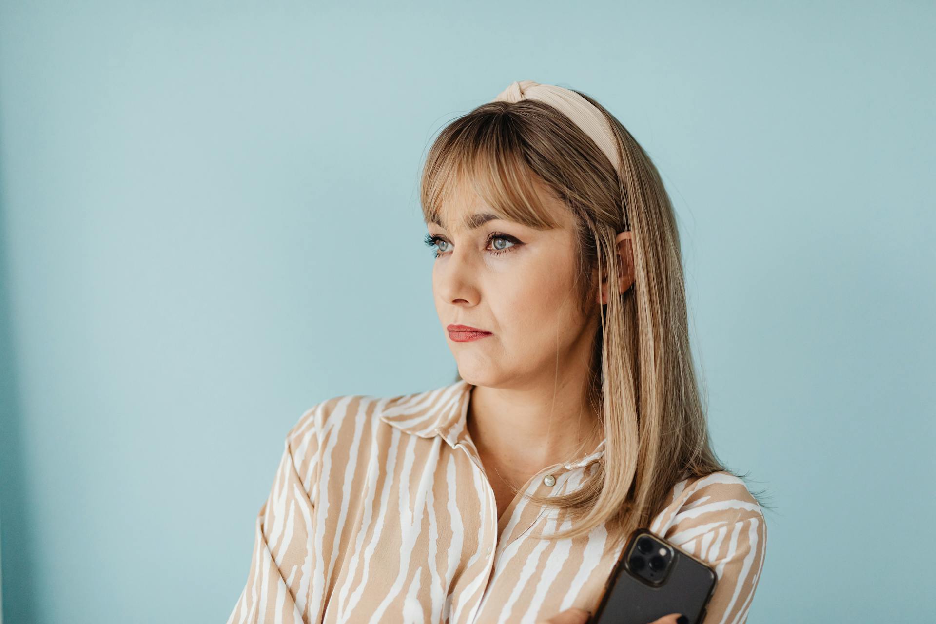 Eine Frau, die in die Ferne schaut | Quelle: Pexels