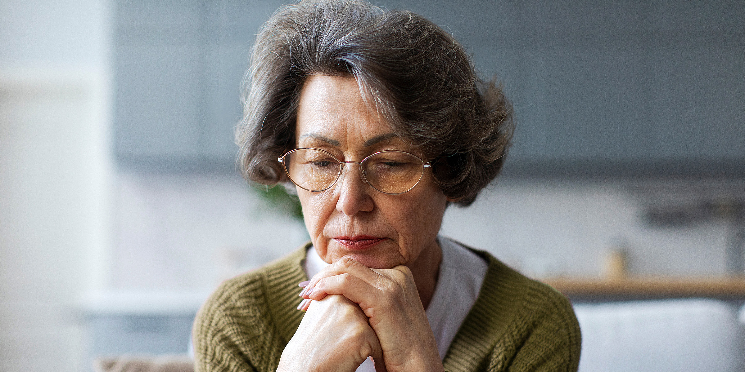 Eine traurige ältere Frau | Quelle: Shutterstock