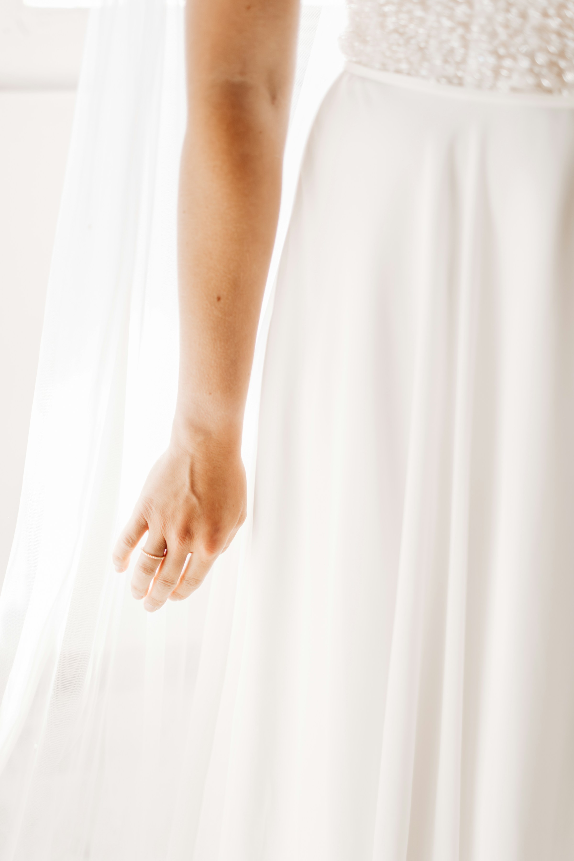Eine Nahaufnahme einer Braut im Hochzeitskleid | Quelle: Unsplash