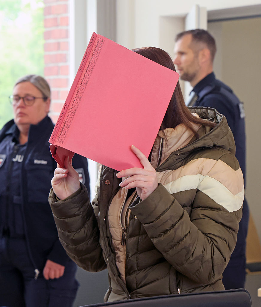 21. Mai 2026, Mecklenburg-Vorpommern, Rostock: Der Angeklagte im Mordprozess wird in den Gerichtssaal des Landgerichts geführt. | Quelle: Getty Images