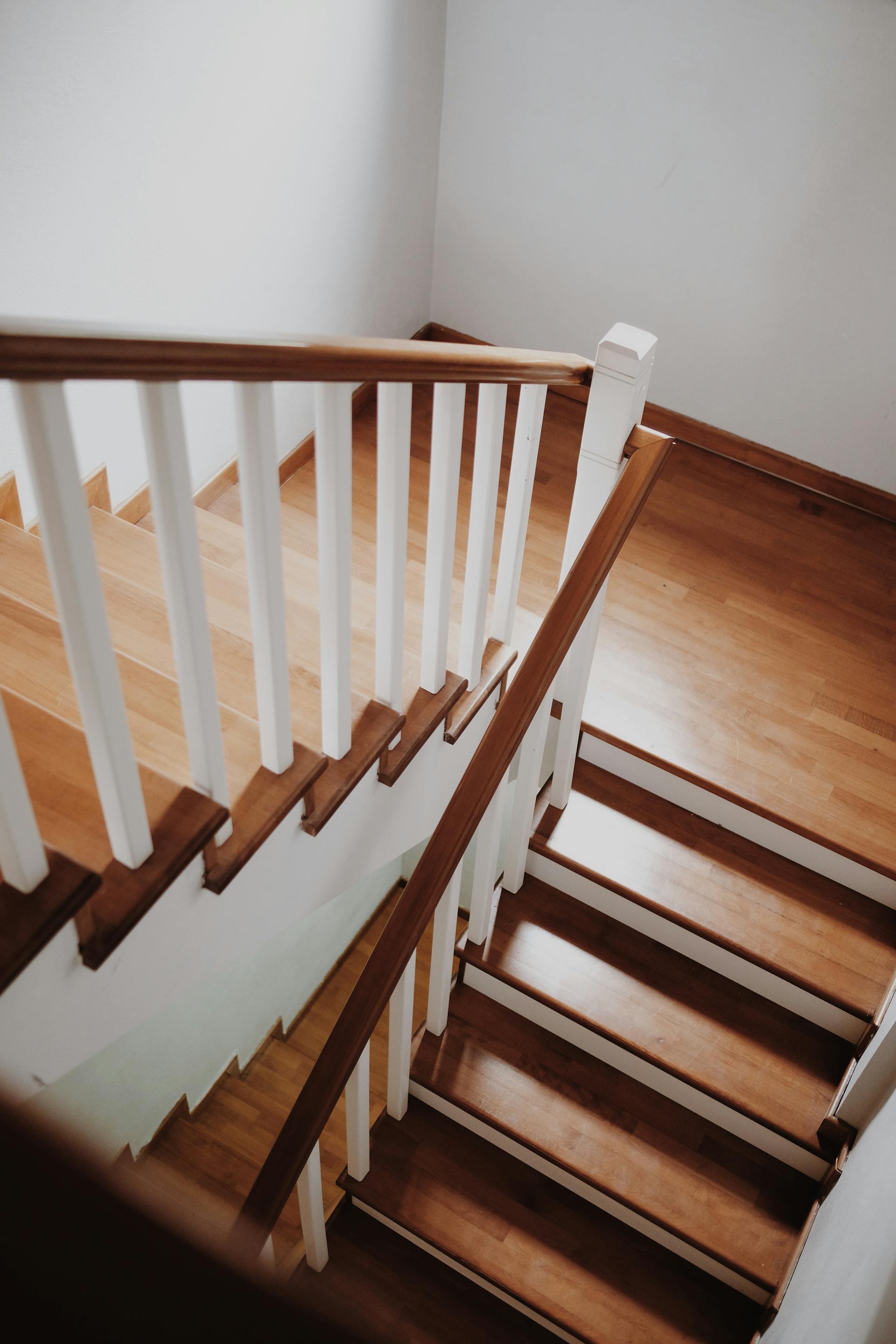Eine Holztreppe in einem Haus | Quelle: Pexels