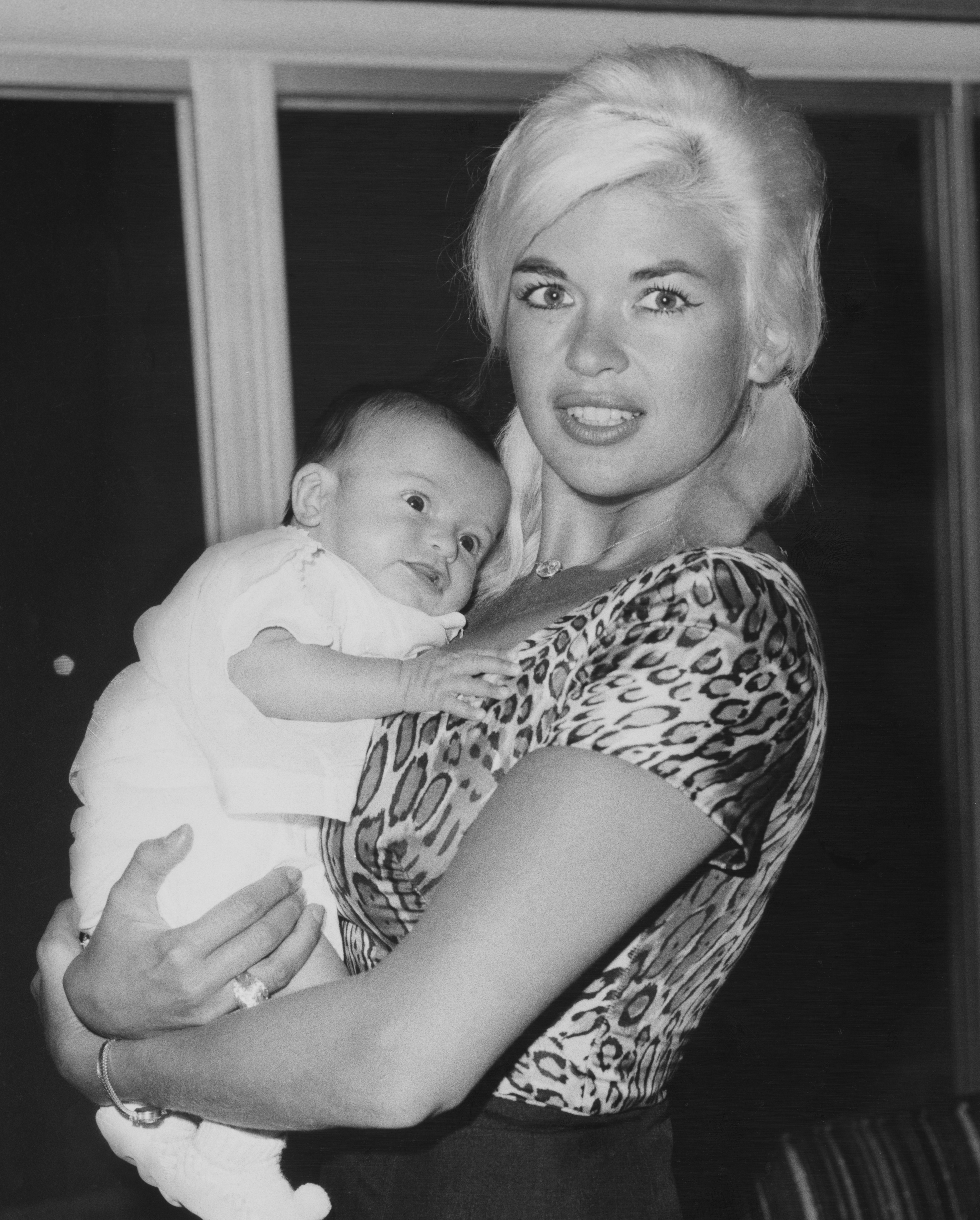 Mariska Hargitay war erst drei Jahre alt, als ihre Mutter, Jayne Mansfield, 1967 bei einem Autounfall ums Leben kam. Jahrzehnte später sagte Hargitay, sie spüre die Gegenwart ihrer Mutter immer noch in ihrem eigenen Leben. | Quelle: Getty Images