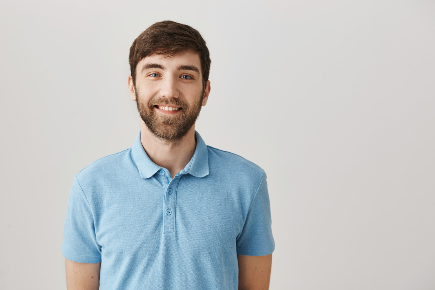 Ein lächelnder Mann | Quelle: Freepik