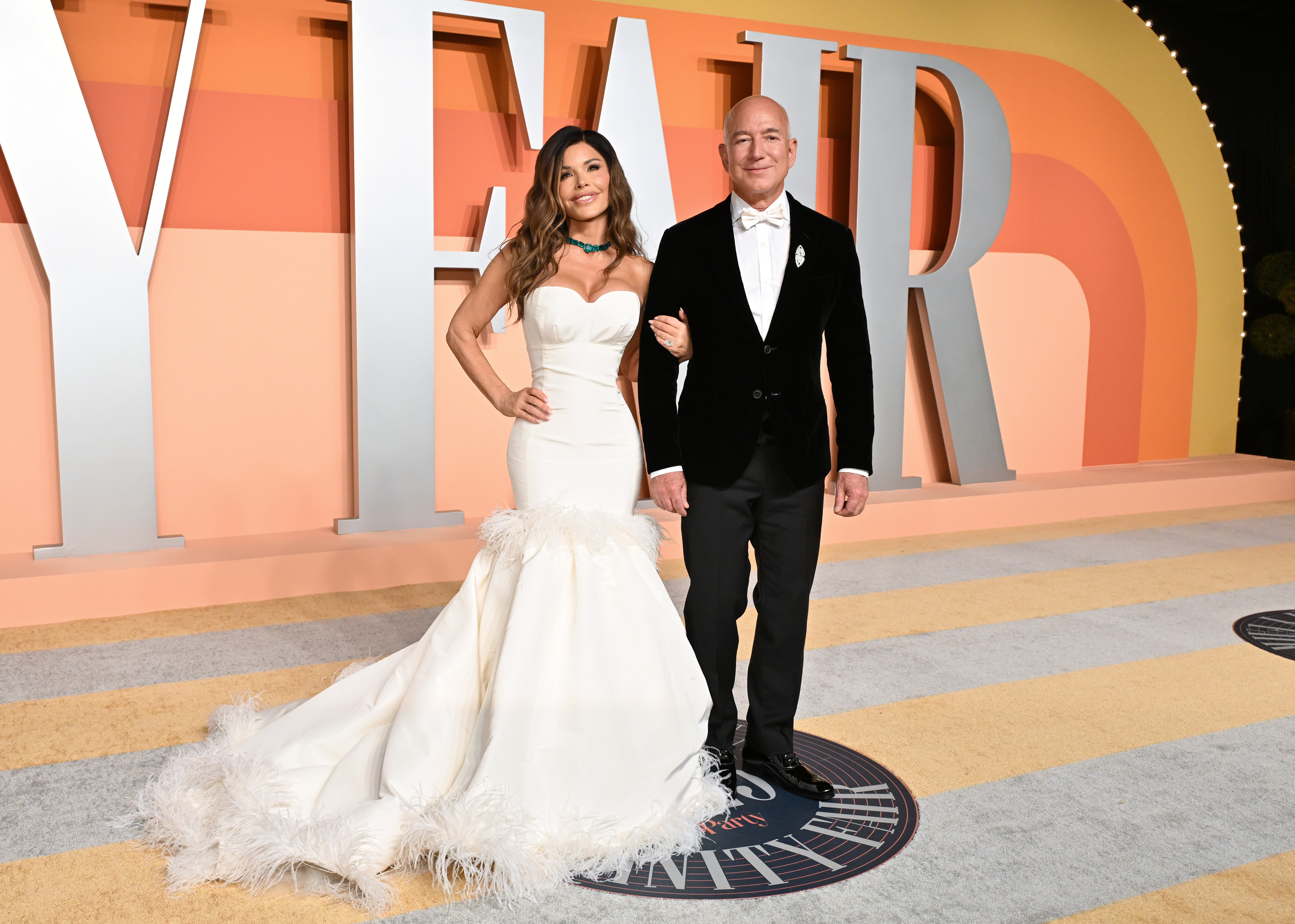Lauren Sanchez und Jeff Bezos posieren zusammen auf der Vanity Fair Oscar Party 2025, die von Radhika Jones im Wallis Annenberg Center for the Performing Arts am 2. März 2025 in Beverly Hills, Kalifornien veranstaltet wird: Getty Images