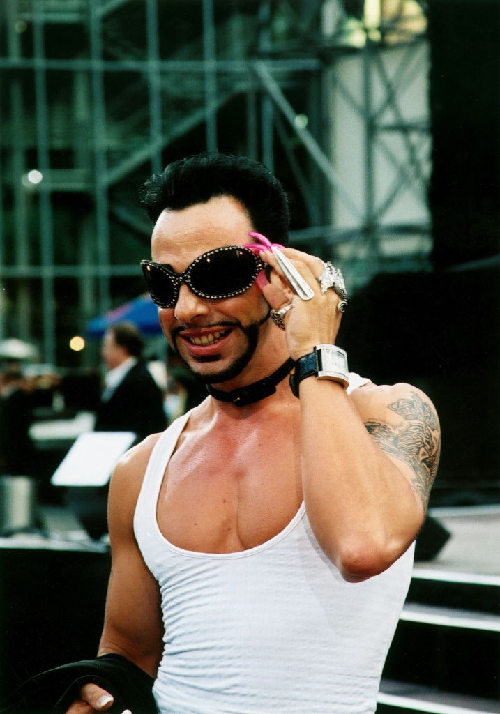 Modeschöpfer (POMPÖÖS), D Porträt mit Sonnenbrille - 2002 | Quelle: Getty Images