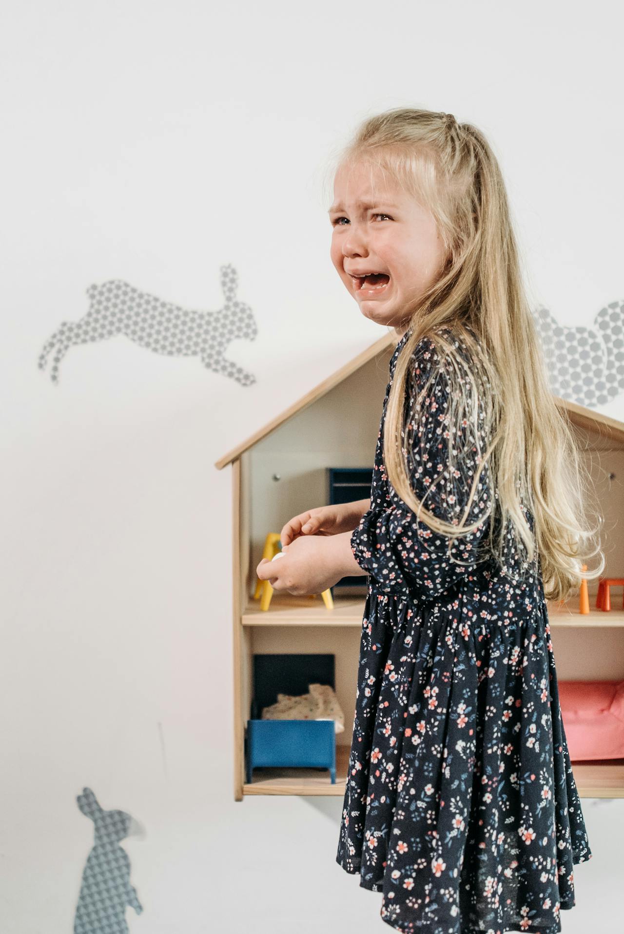 Ein kleines Mädchen weint | Quelle: Pexels