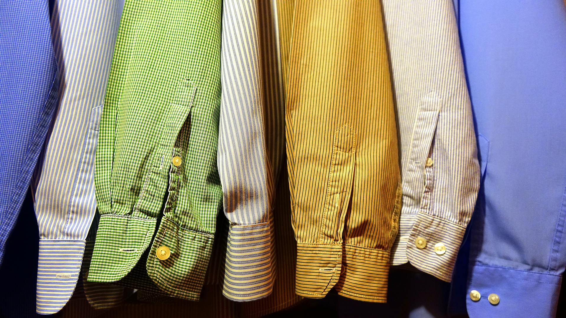 Hemden, die in einem Schrank hängen | Quelle: Pexels