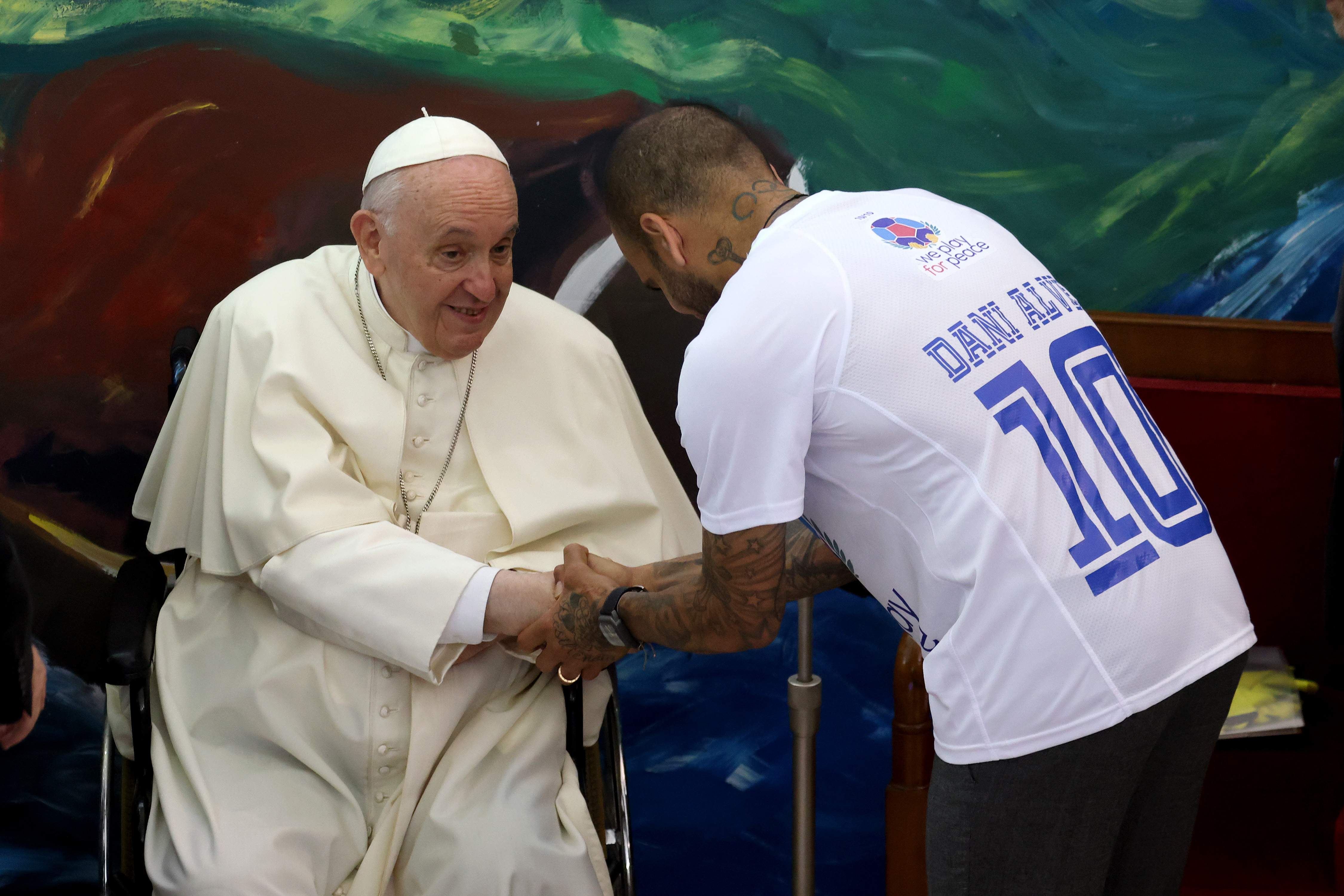 Papst Franziskus begrüßt den Fußballspieler Dani Alves bei der Vorstellung der internationalen Bewegung Scholas Occurrentes in der Päpstlichen Universität Urban in Vatikanstadt, am 19. Mai 2022 | Quelle: Getty Images