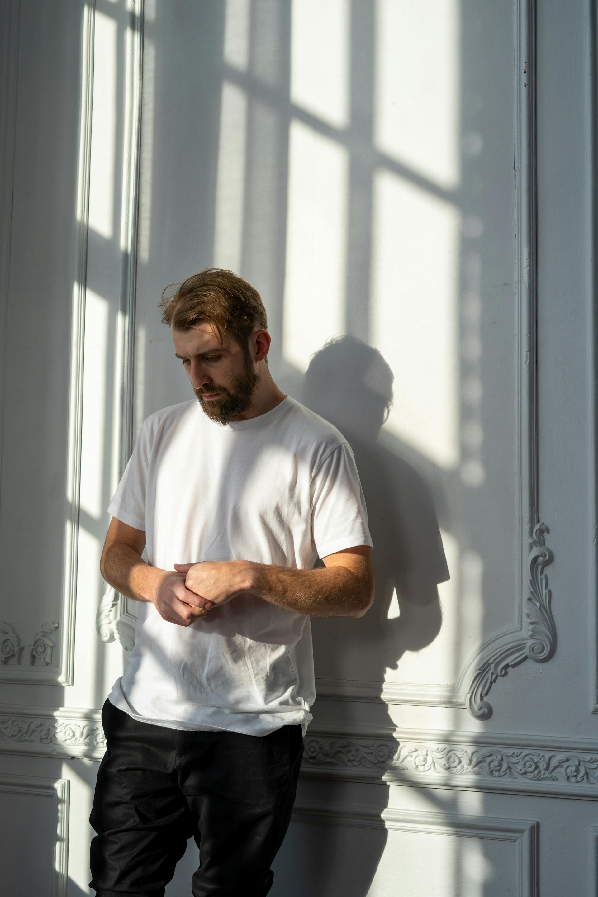 Ein besorgter Mann lehnt an einer Wand | Quelle: Pexels