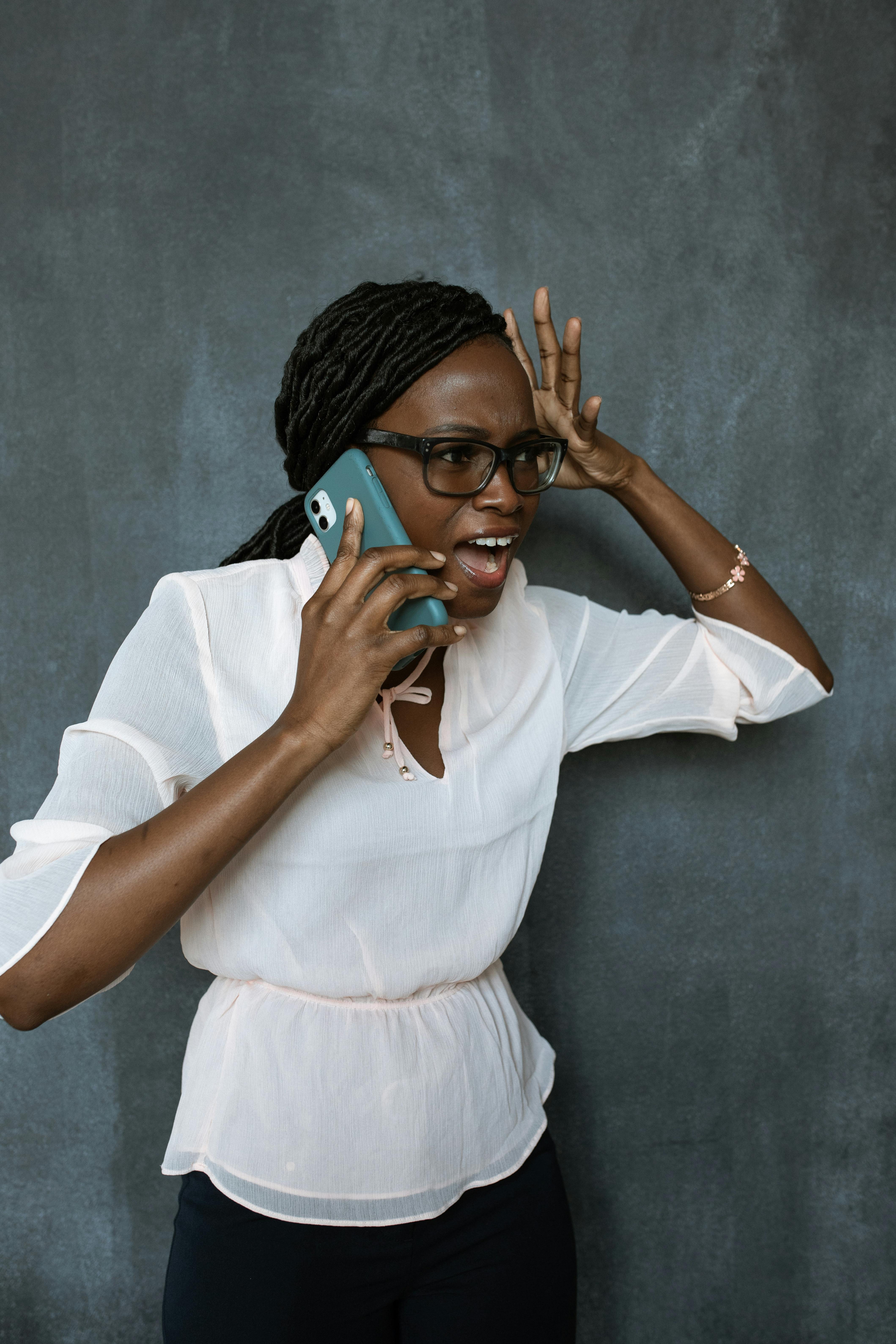 Eine geschockte Frau beim Telefonieren | Quelle: Pexels