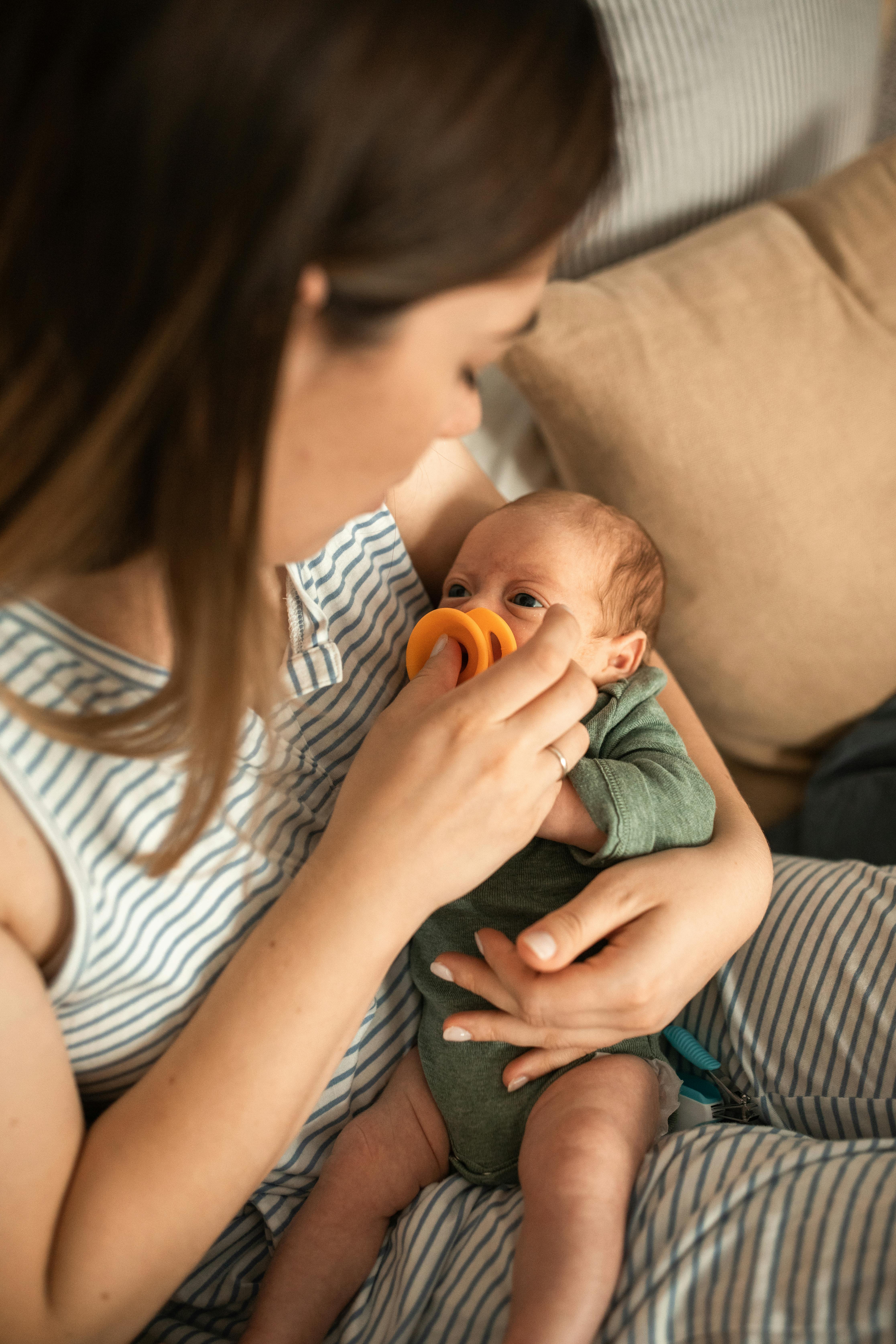 Eine Mutter, die ein Baby trägt | Quelle: Pexels