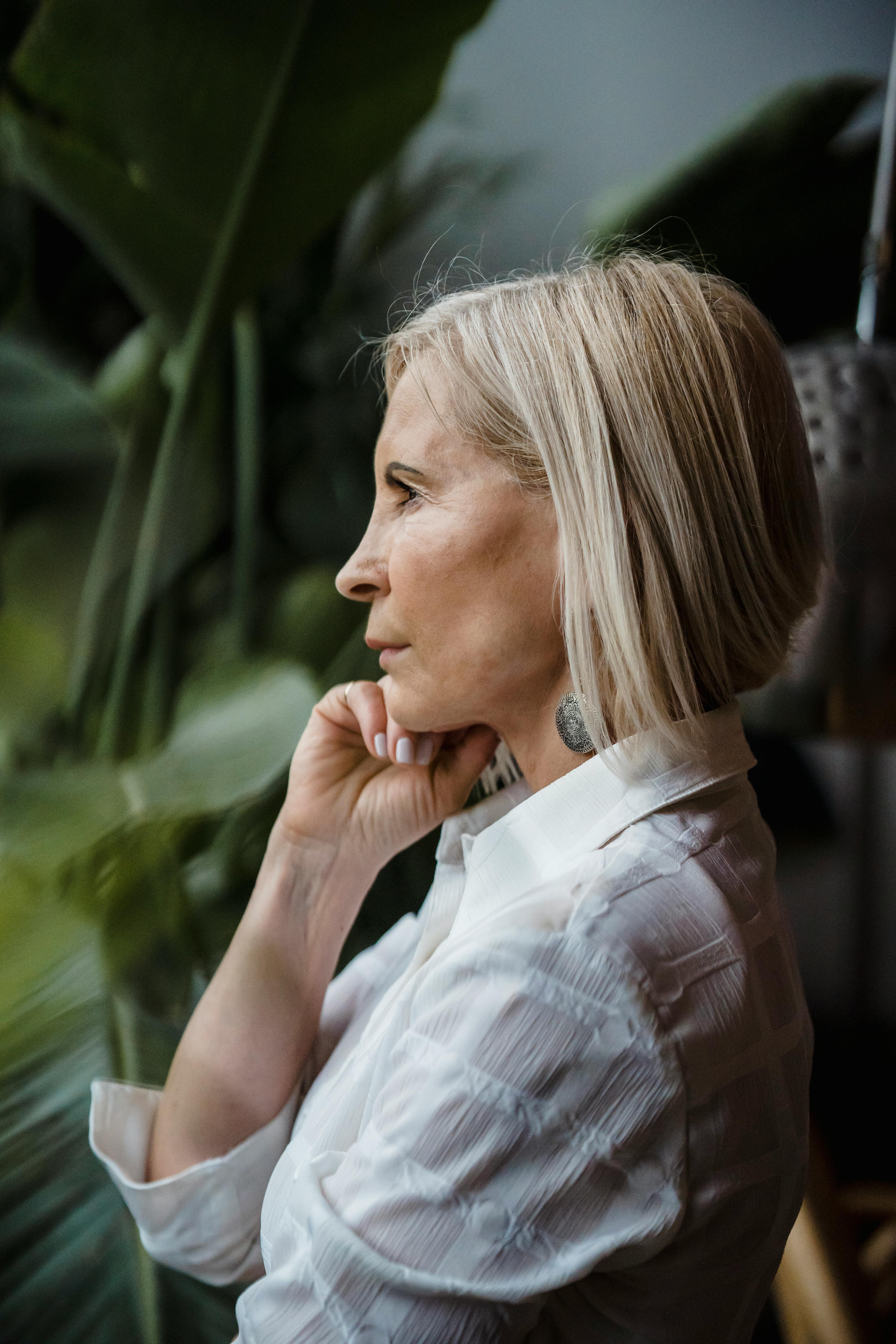 Seitenansicht einer aufgebrachten Frau | Quelle: Pexels