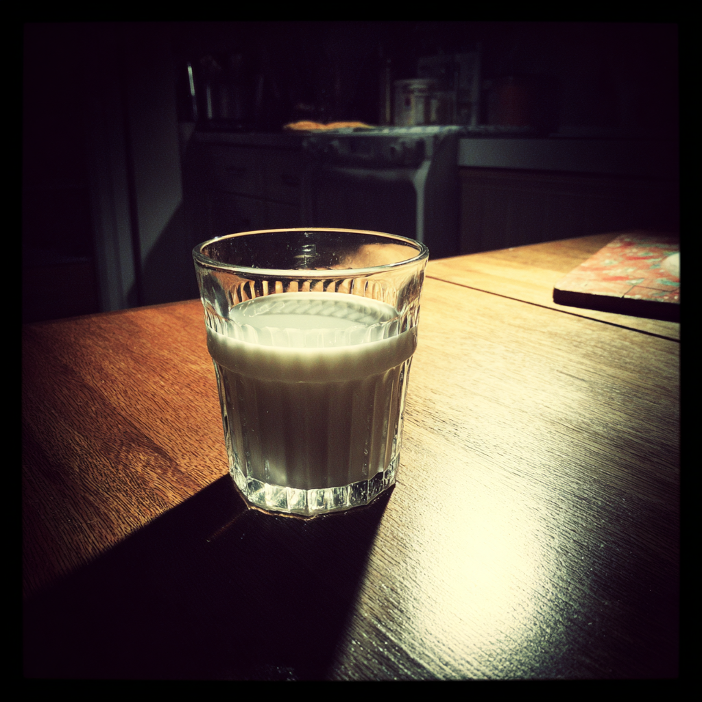 Ein Glas Milch auf einem Tisch | Quelle: Midjourney