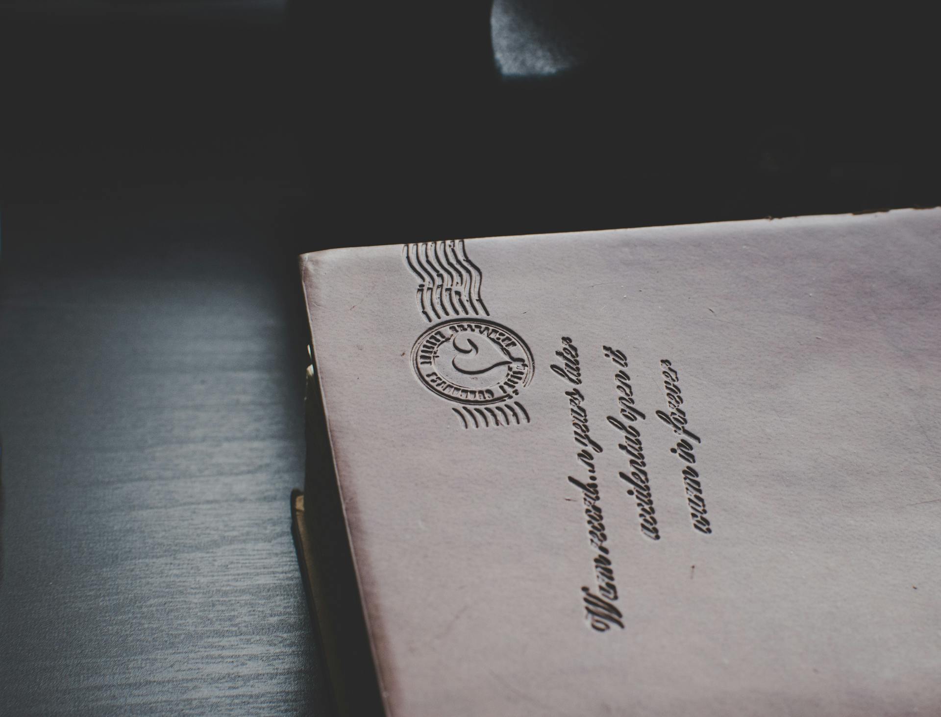 Ein alter Brief mit einem Poststempel und handgeschriebenem Text | Quelle: Pexels