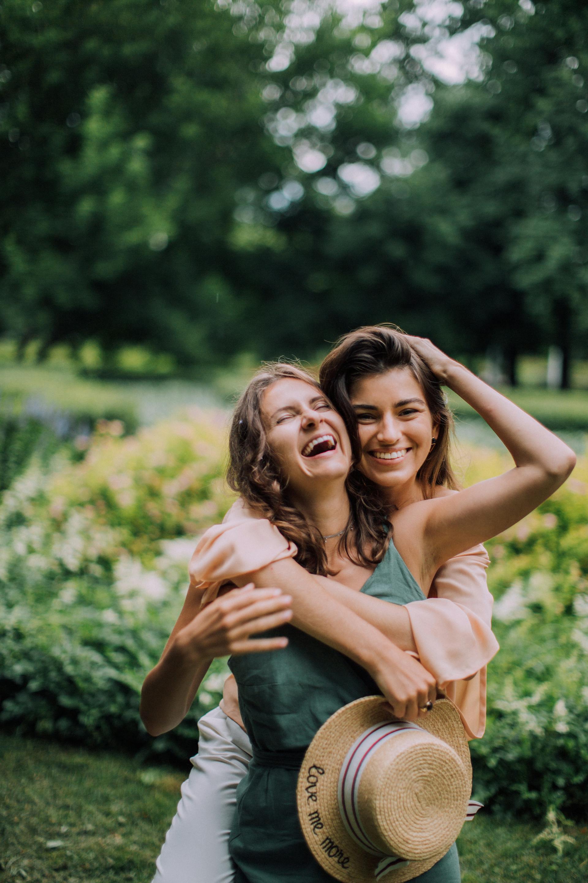 Freunde, die zusammen Spaß haben | Quelle: Pexels