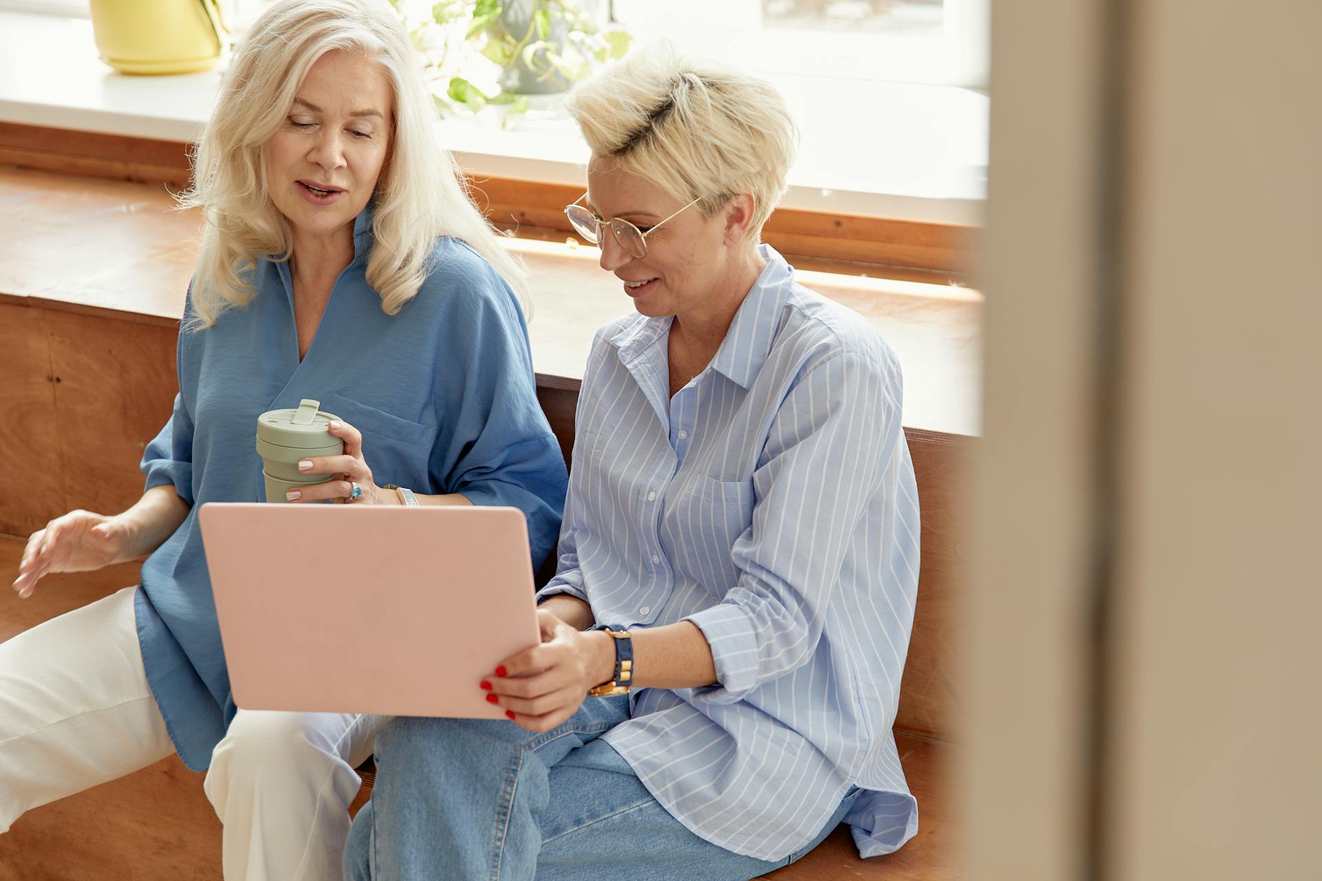 Zwei ältere Frauen unterhalten sich, während sie auf einen Laptop-Bildschirm schauen | Quelle: Pexels
