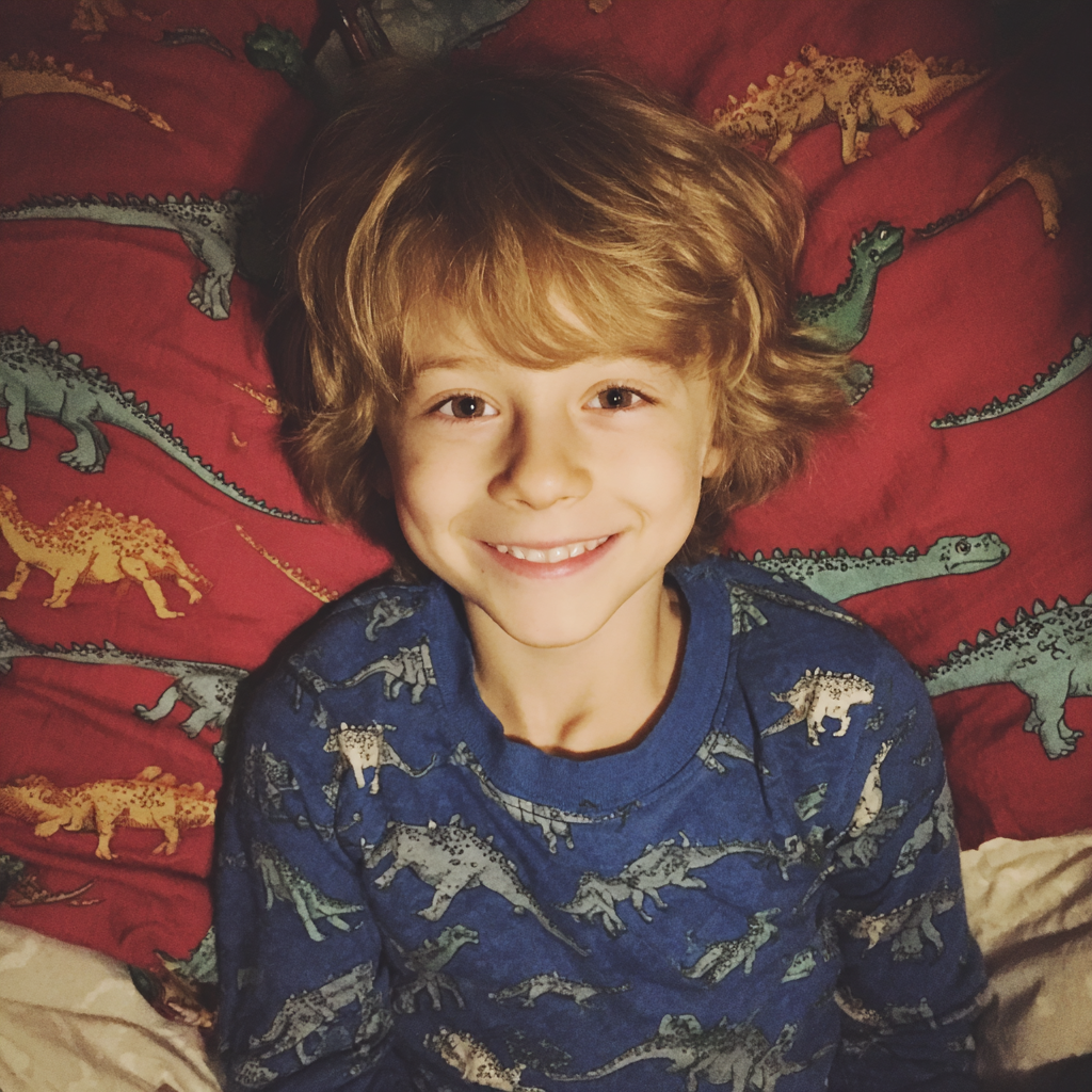 Ein lächelnder kleiner Junge, der in seinem Bett liegt | Quelle: Midjourney