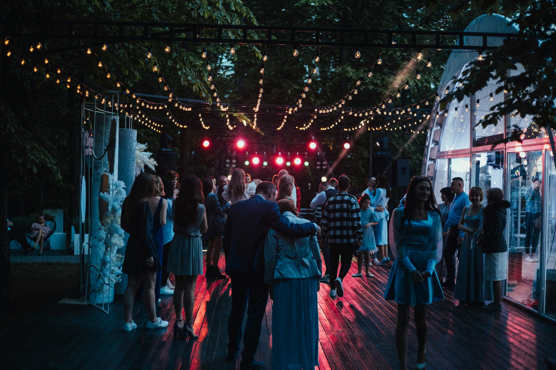 Menschen in einer Partylocation | Quelle: Unsplash