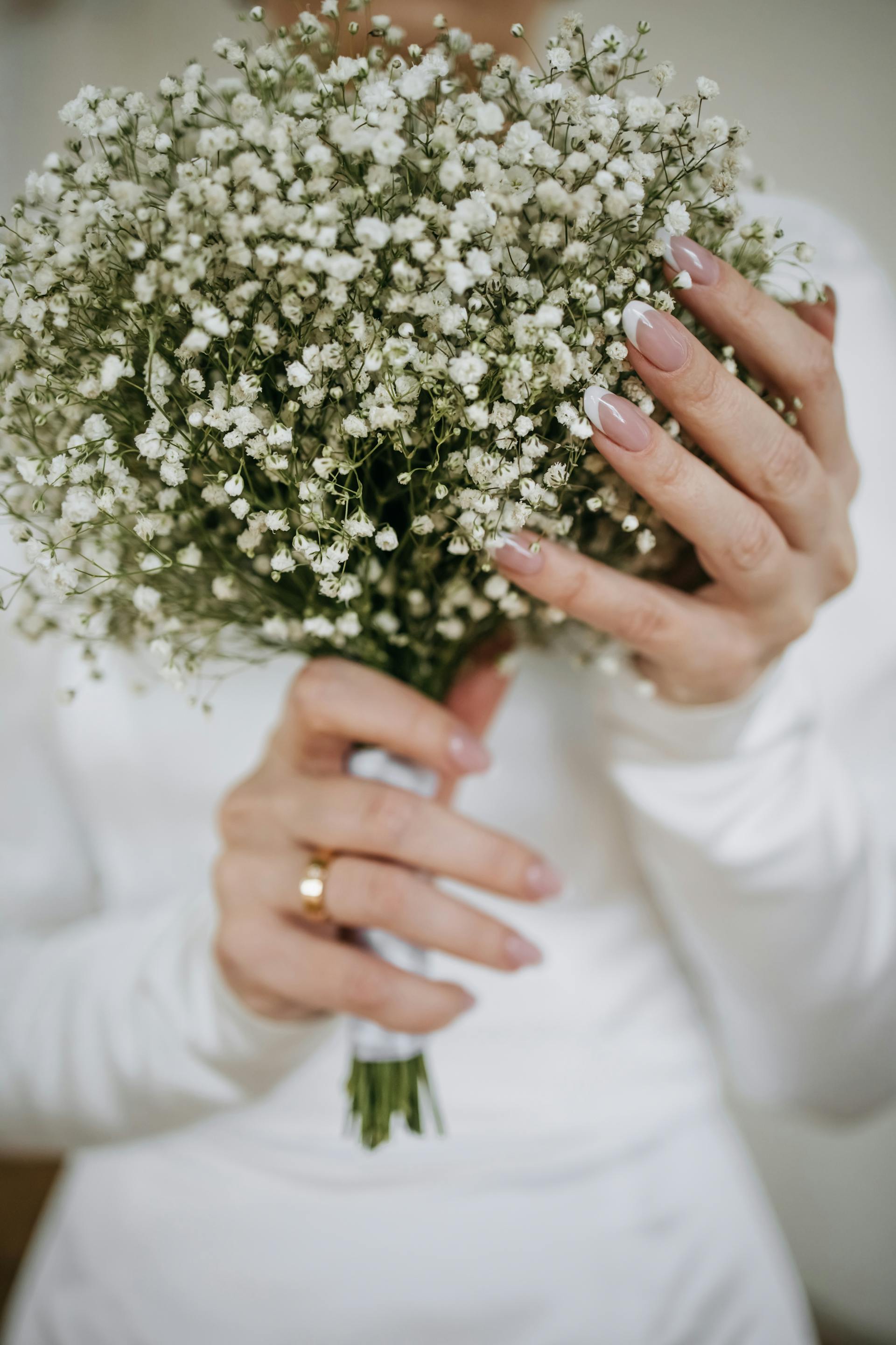 Eine Braut hält einen Blumenstrauß | Quelle: Pexels
