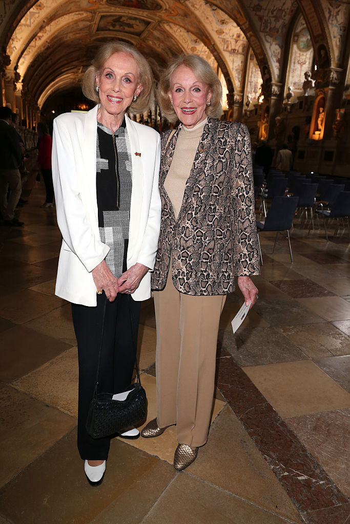 Alice Kessler und ihre Zwillingsschwester Ellen Kessler bei der Verleihung des Bayerischen Verdienstordens im Antiquarium der Residenz am 9. Juli 2025 in München, Deutschland. | Quelle: Getty Images