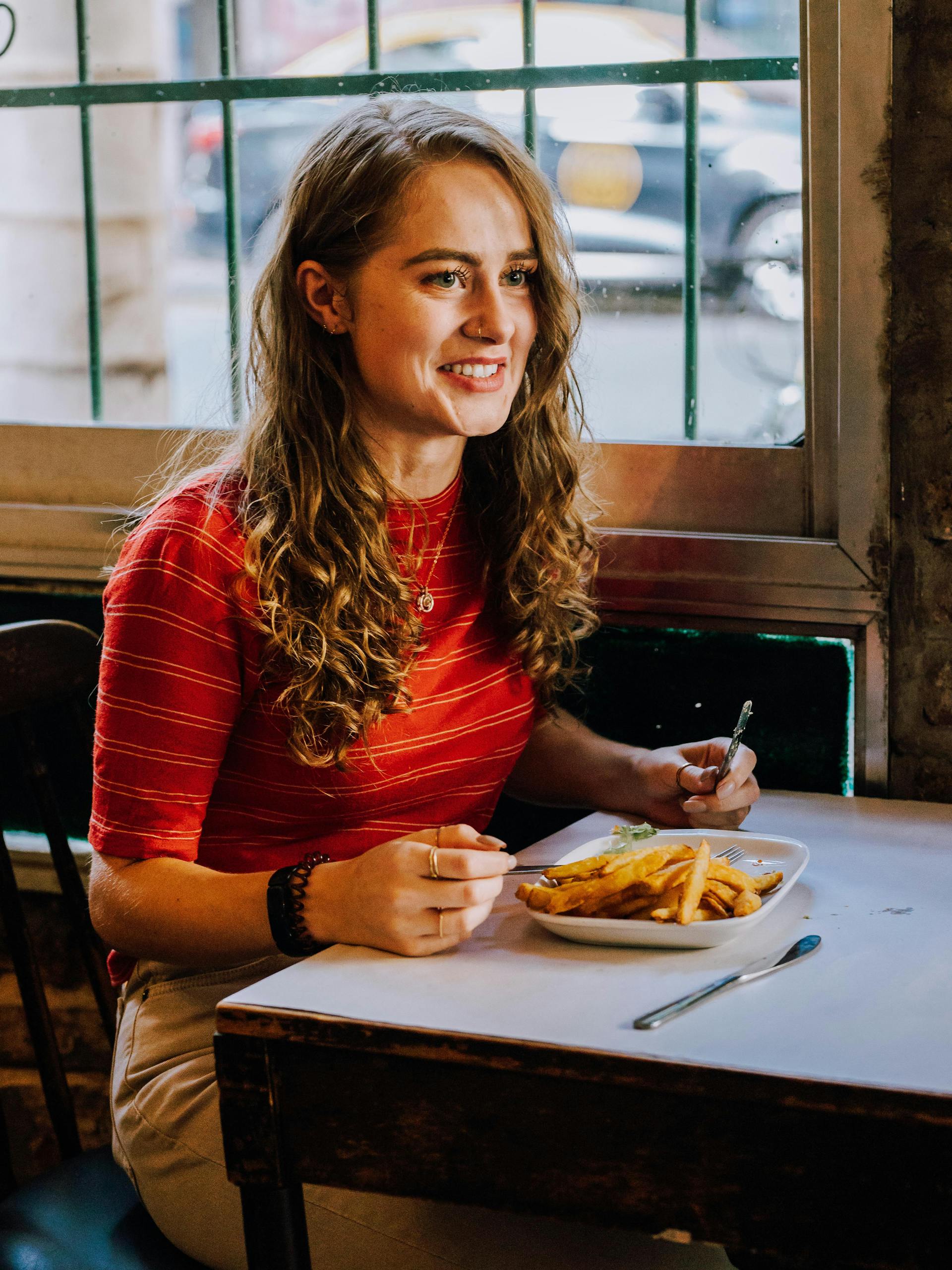 Eine Frau in einem Restaurant | Quelle: Pexels