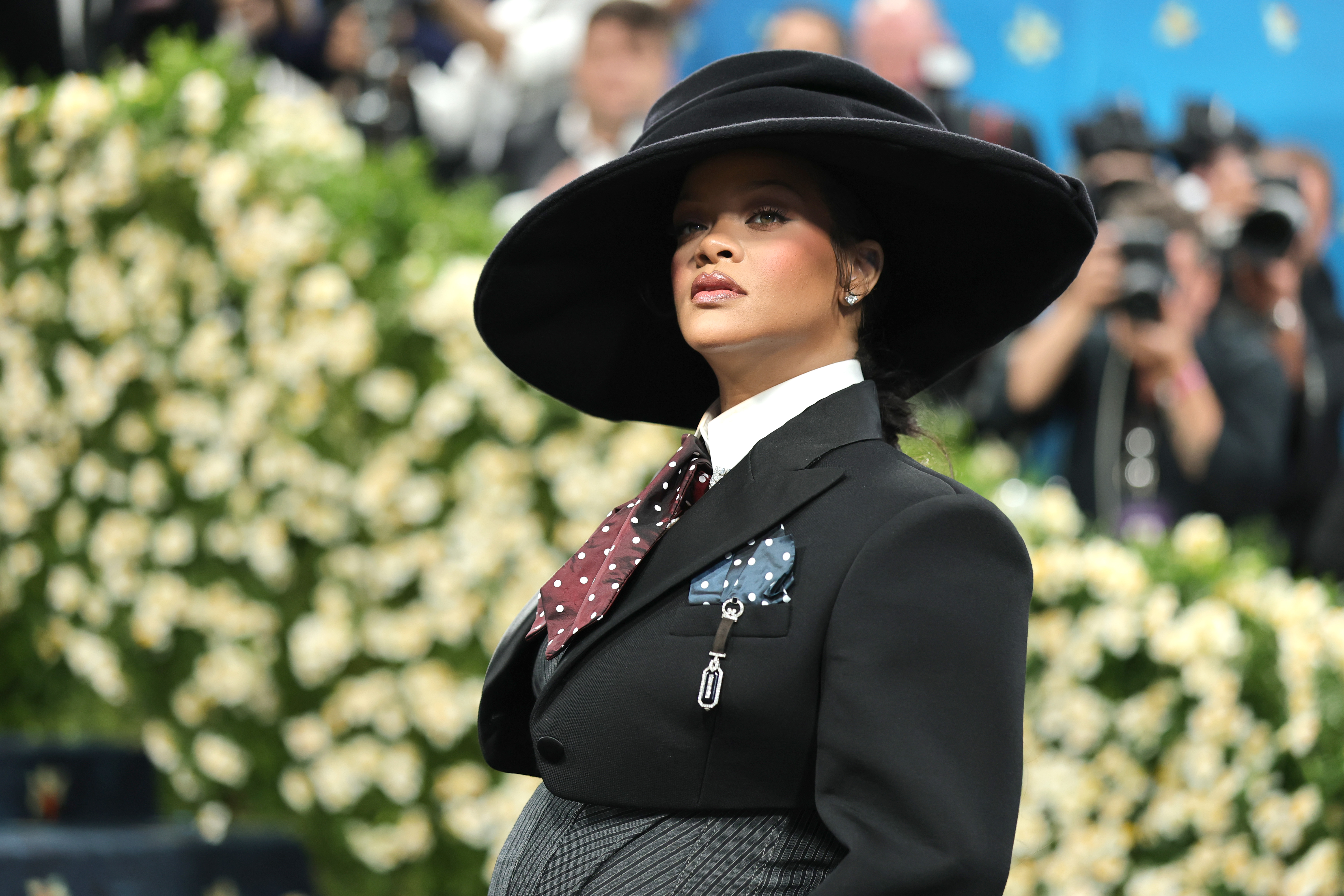 Rihanna schaut während der Met Gala am 5. Mai 2025 in die Menge | Quelle: Getty Images