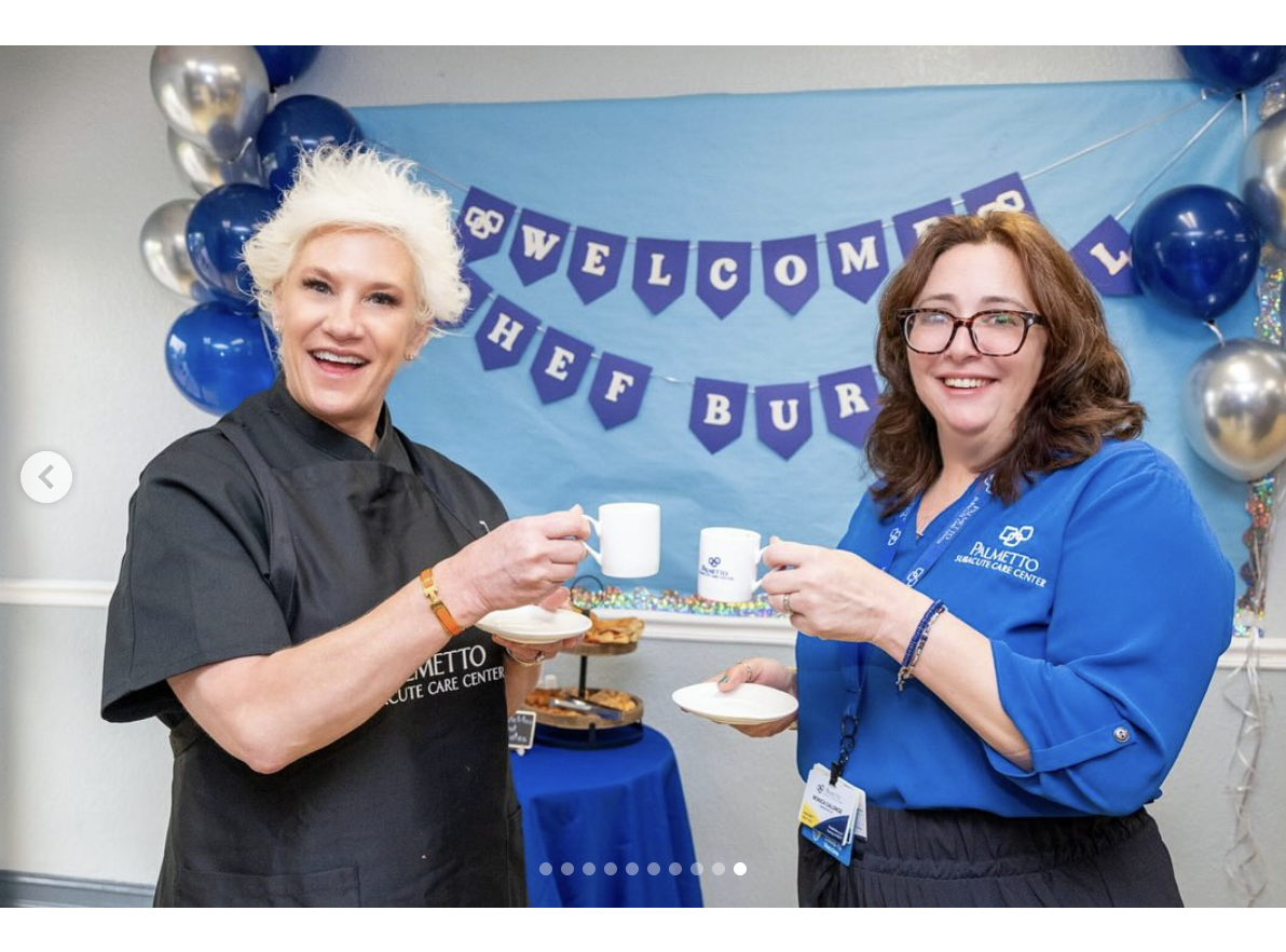 Anne Burrell ist auf einem Schnappschuss mit einem Mitarbeiter des CareRite Centers zu sehen, datiert auf den 11. Juni 2025 | Quelle: Instagram/careritecenters