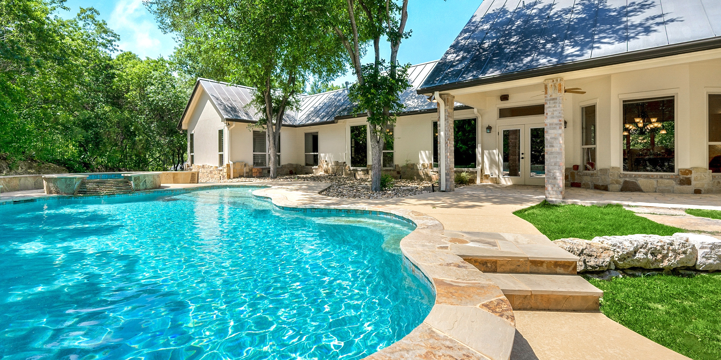 Schwimmbad neben einem schönen Haus | Quelle: Shutterstock