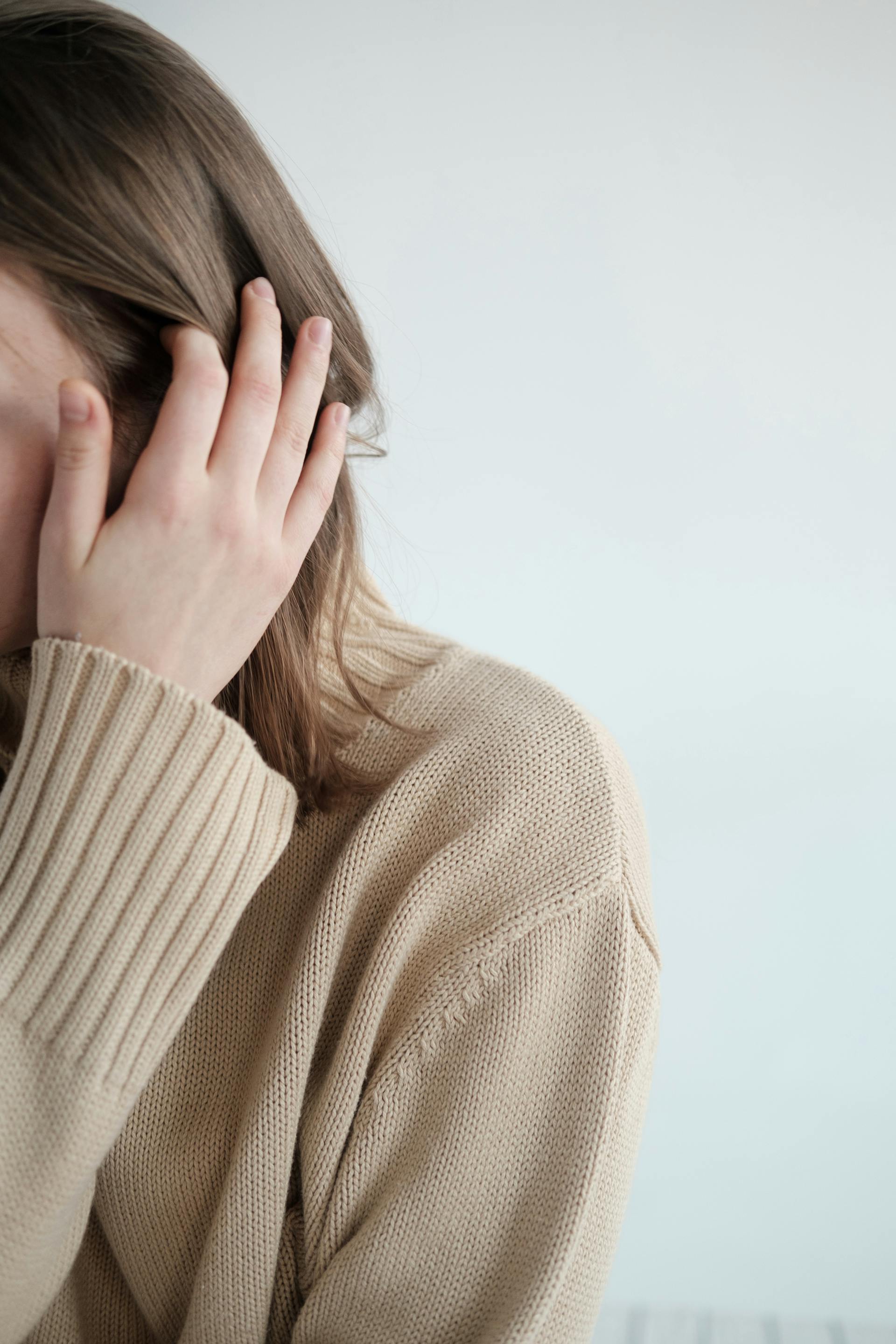 Eine Nahaufnahme einer Frau, die ihr Haar berührt | Quelle: Pexels