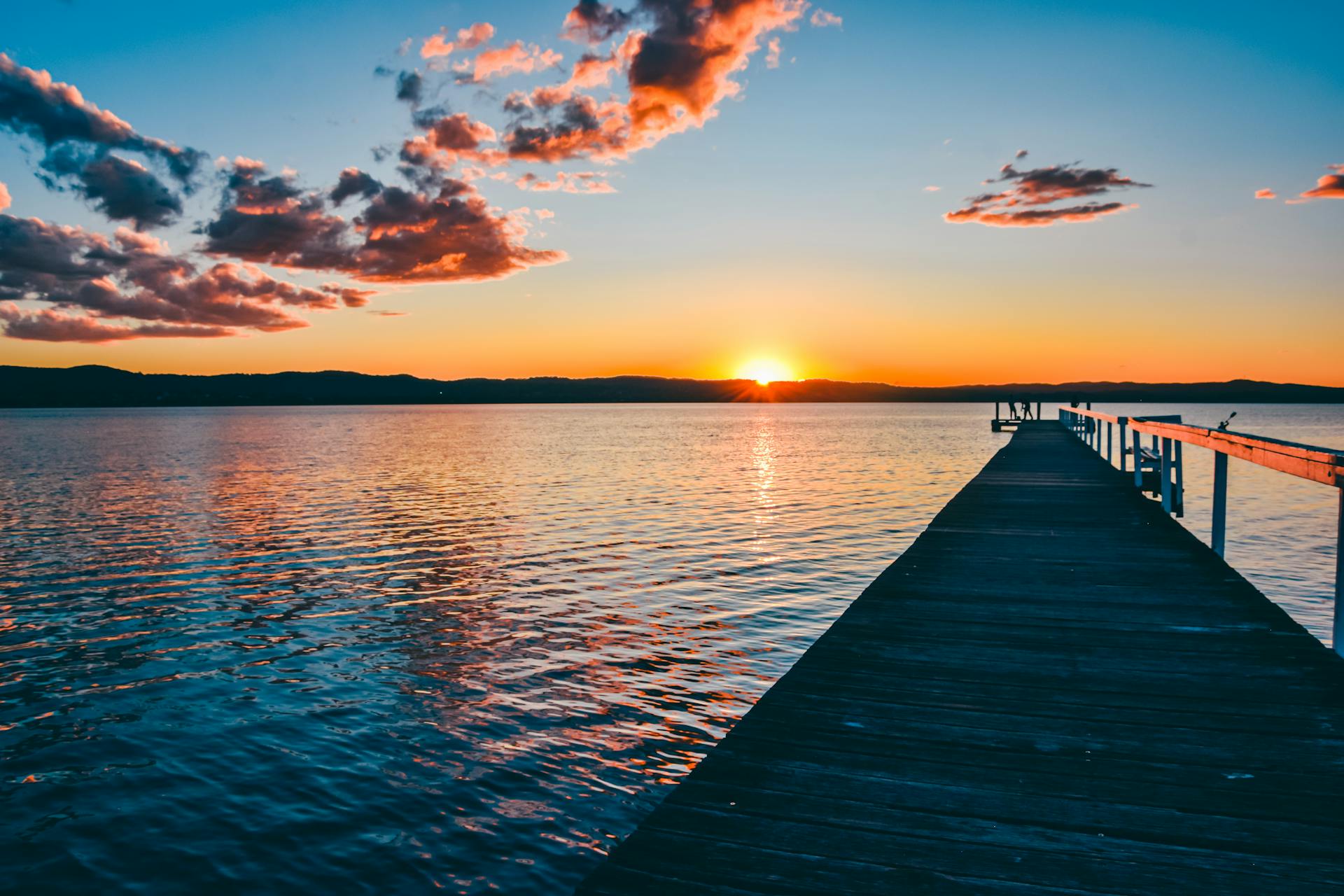 Sonnenaufgang in der Nähe eines Gewässers | Quelle: Pexels