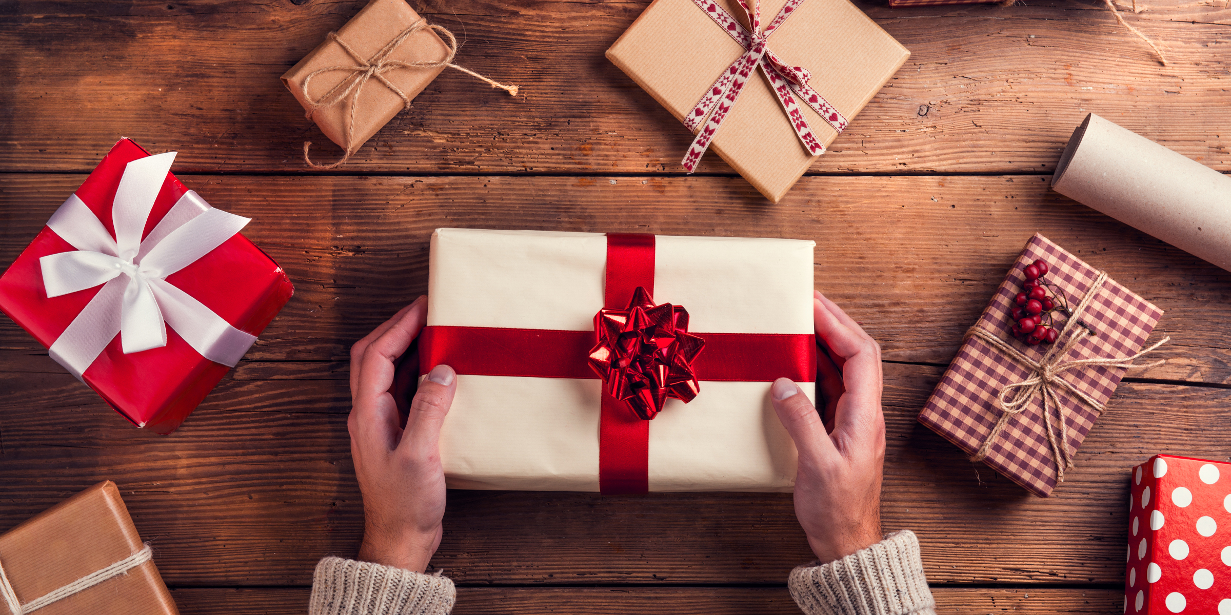 Jemand hält ein Geschenk in der Hand | Quelle: Shutterstock