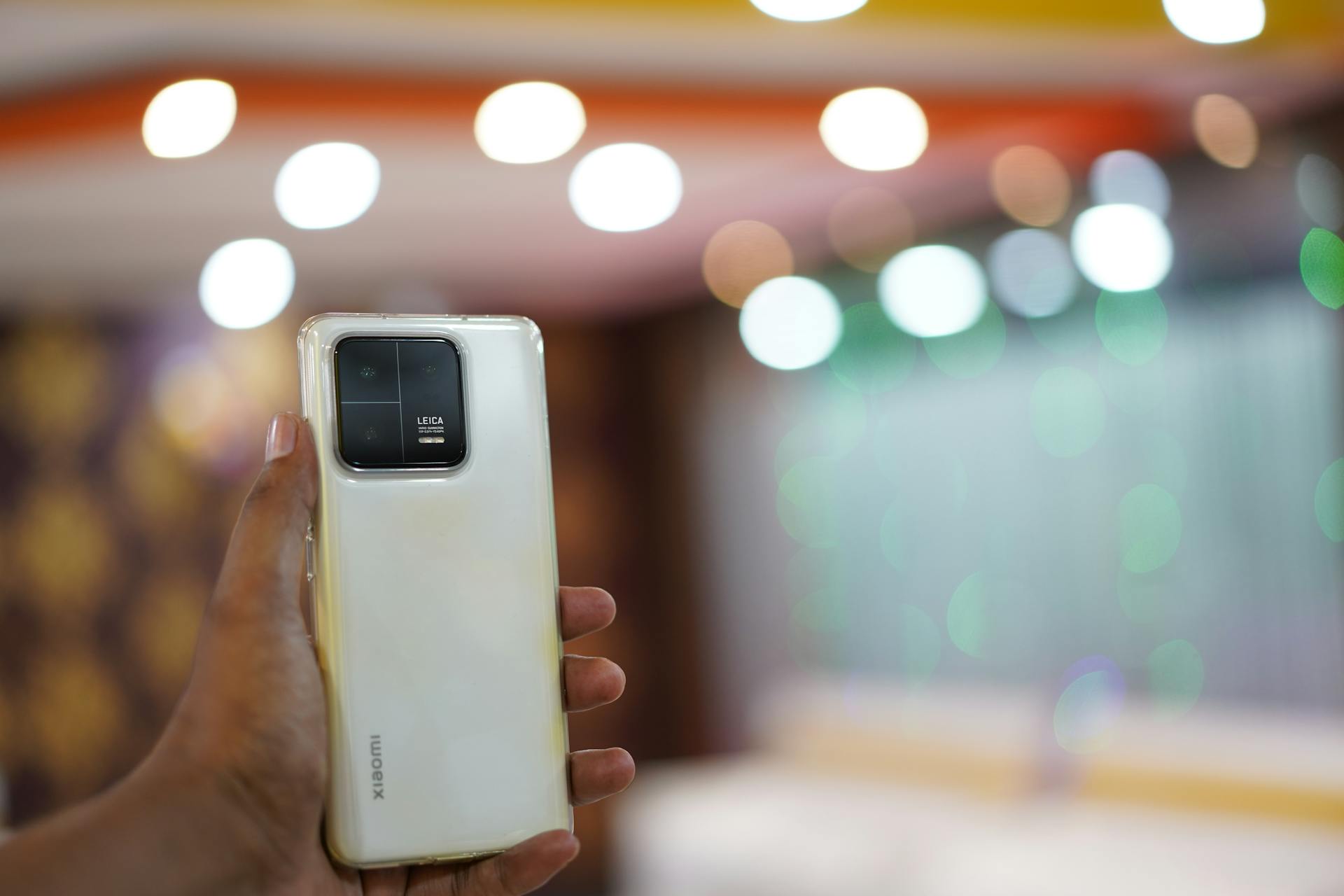 Eine Person hält ein Smartphone, dessen Kameras nach vorne gerichtet sind | Quelle: Pexels