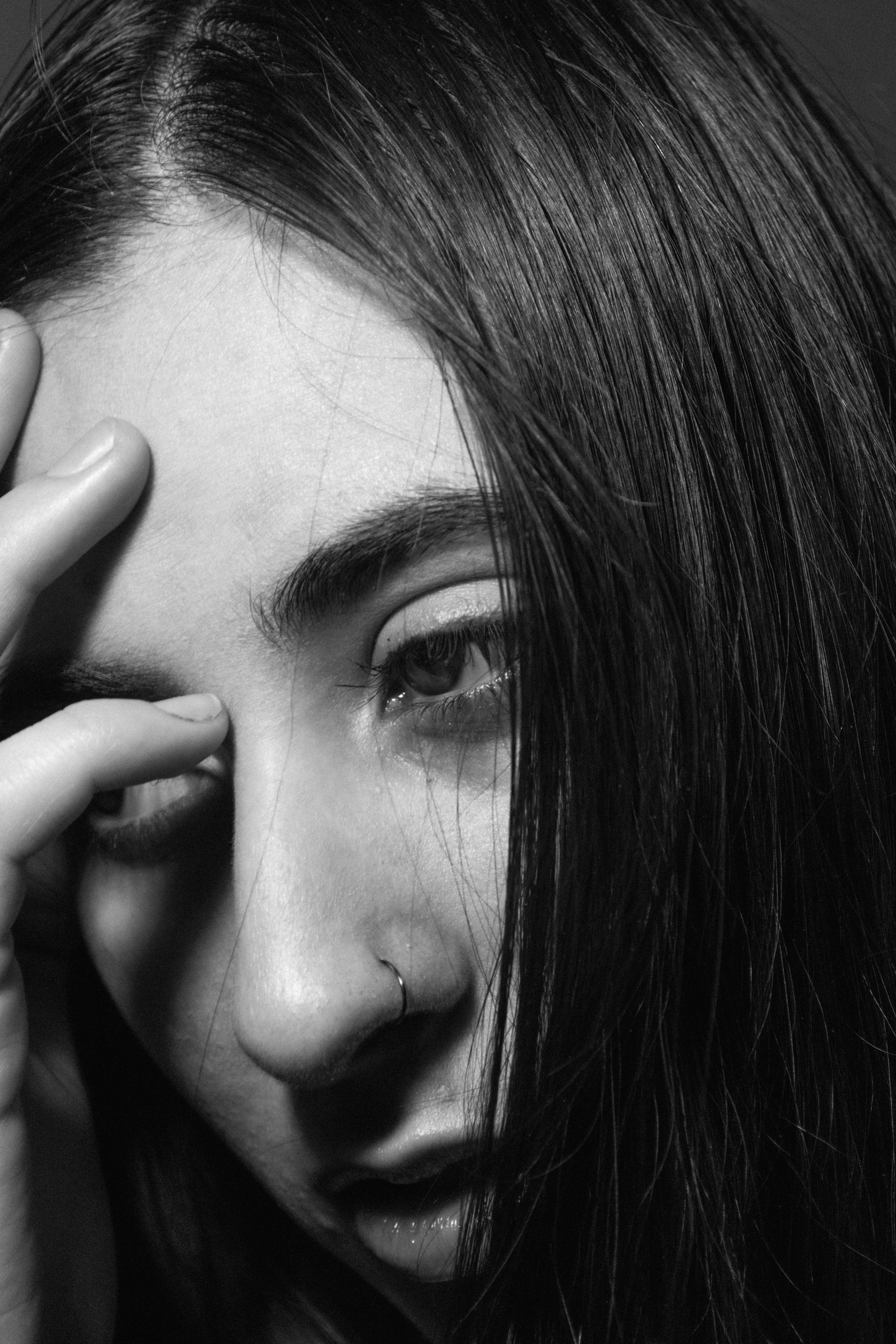 Eine emotionale Frau, die ihren Kopf an ihre Hand lehnt | Quelle: Unsplash