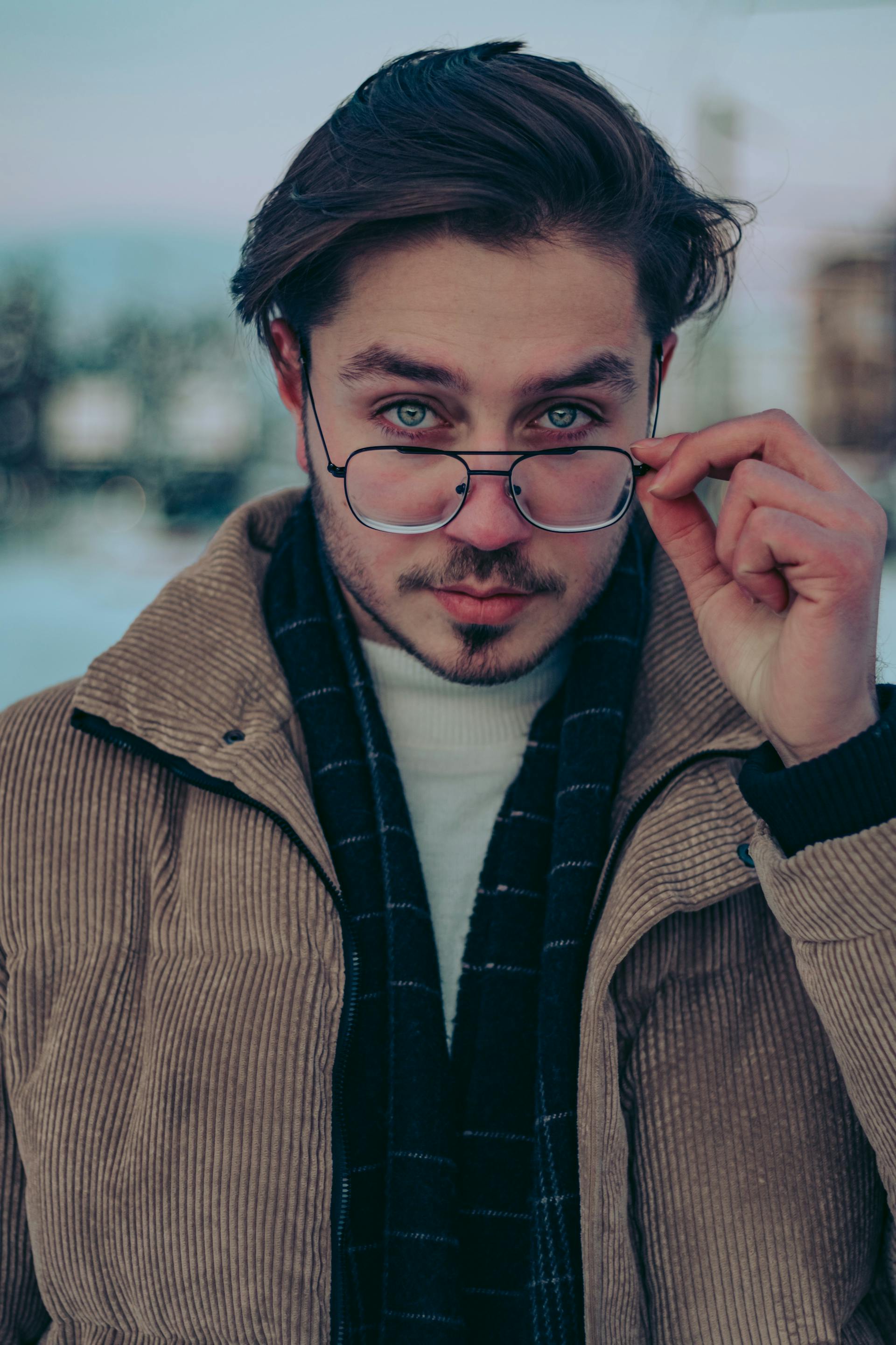 Ein strenger Mann starrt jemanden an | Quelle: Pexels