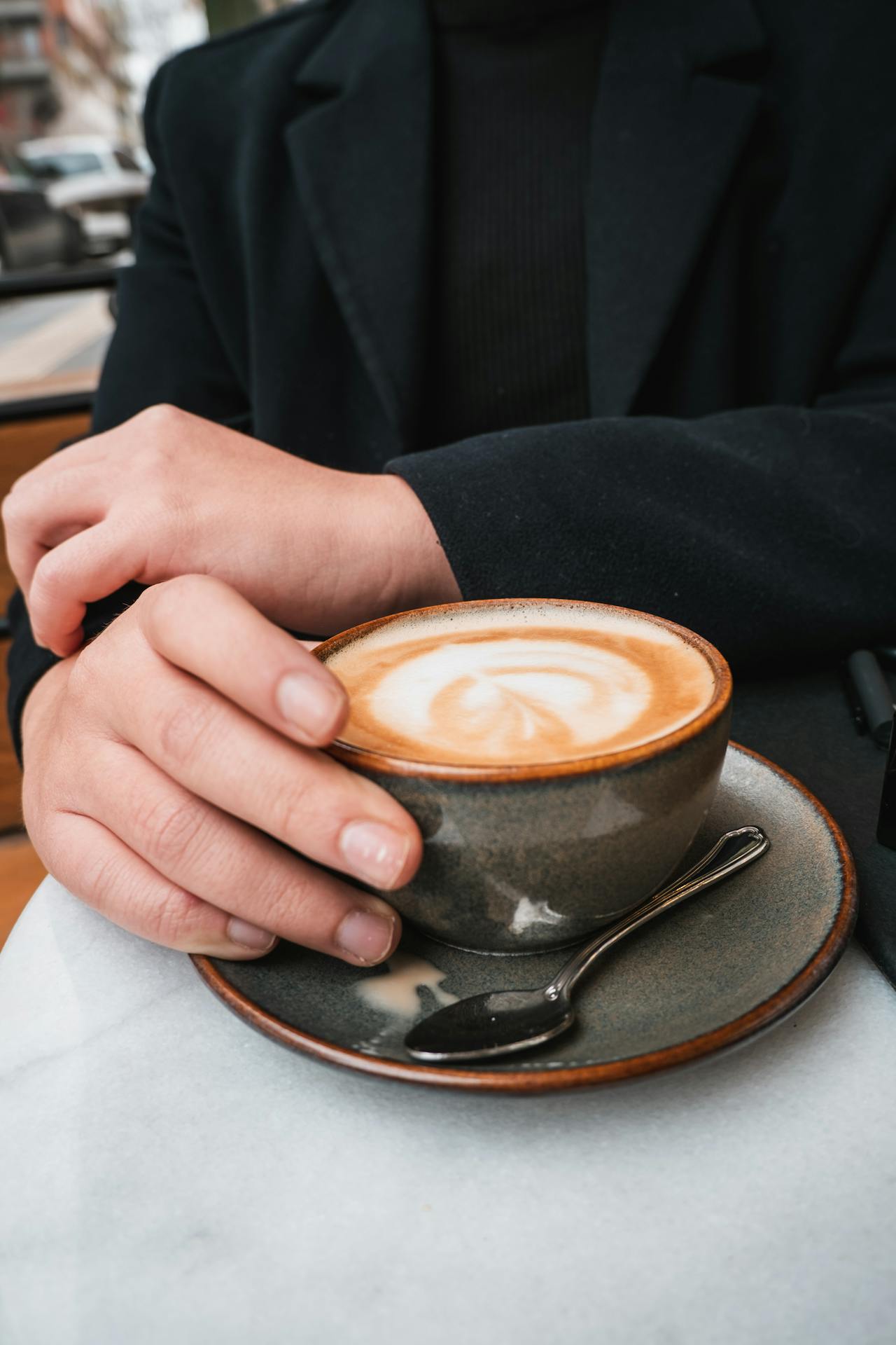 Ein Mann hält eine Tasse Kaffee | Quelle: Pexels