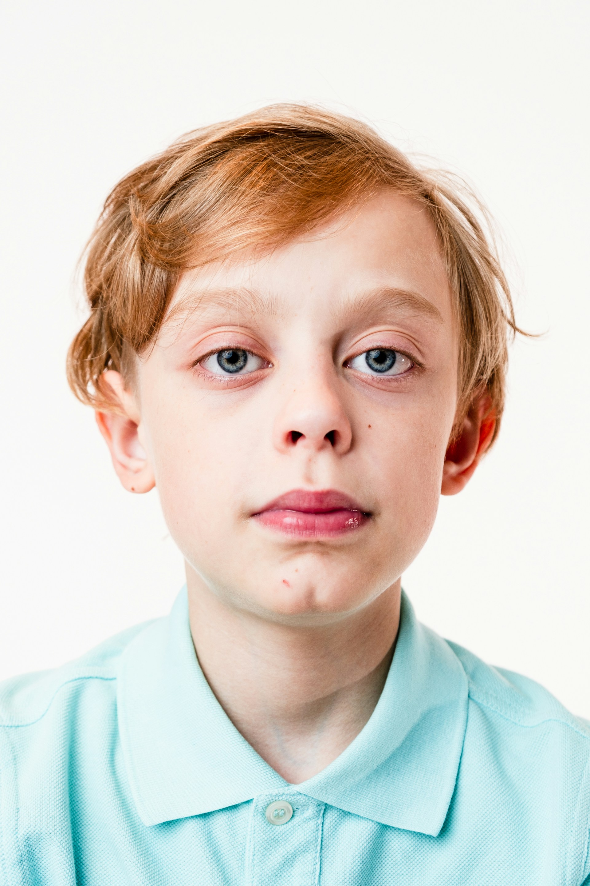 Ein Junge starrt jemanden an | Quelle: Unsplash