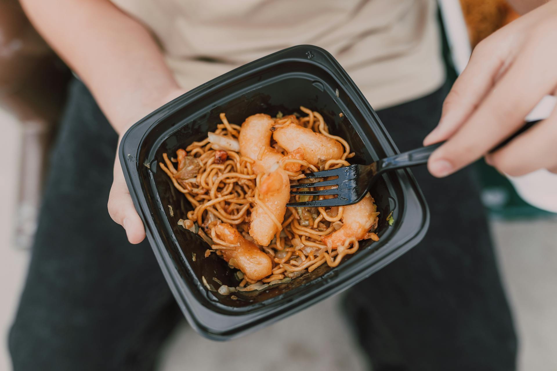 Ein Mann hält eine Schüssel mit Essen | Quelle: Pexels