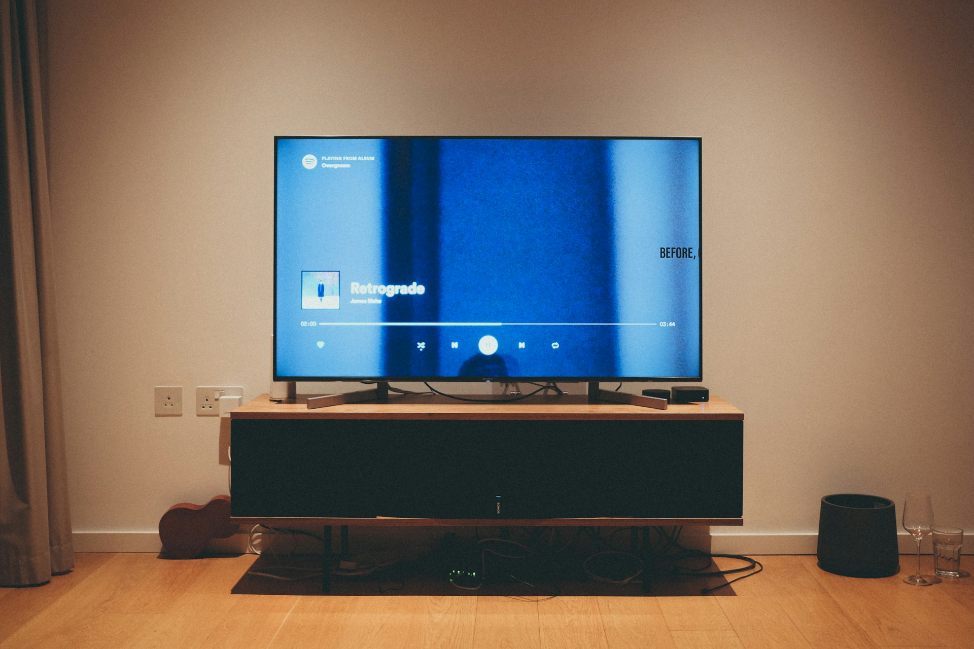 Ein Flachbildfernseher auf einem Holzgestell | Quelle: Unsplash